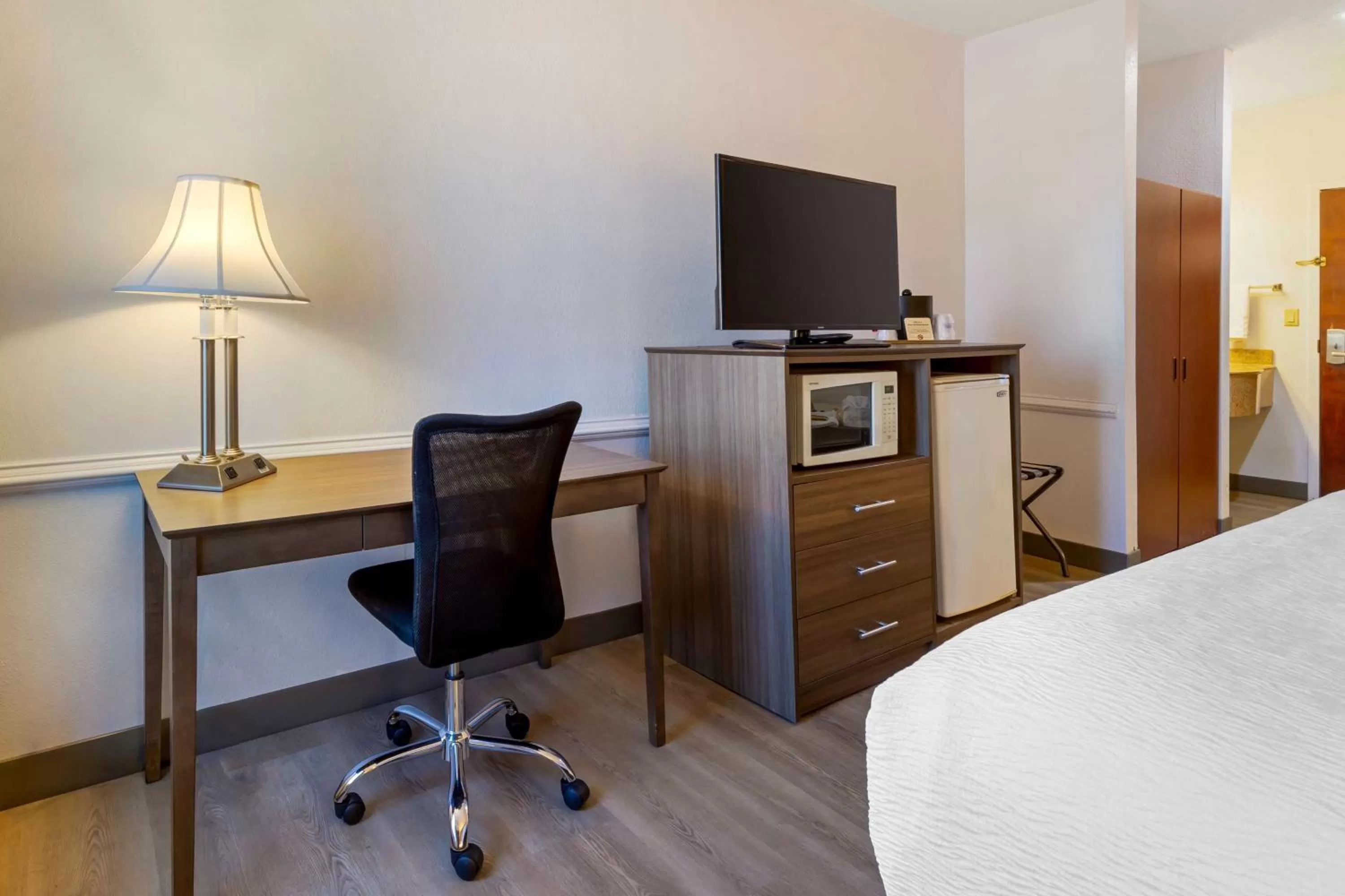 Bedroom in Best Western Plus South Hill Inn