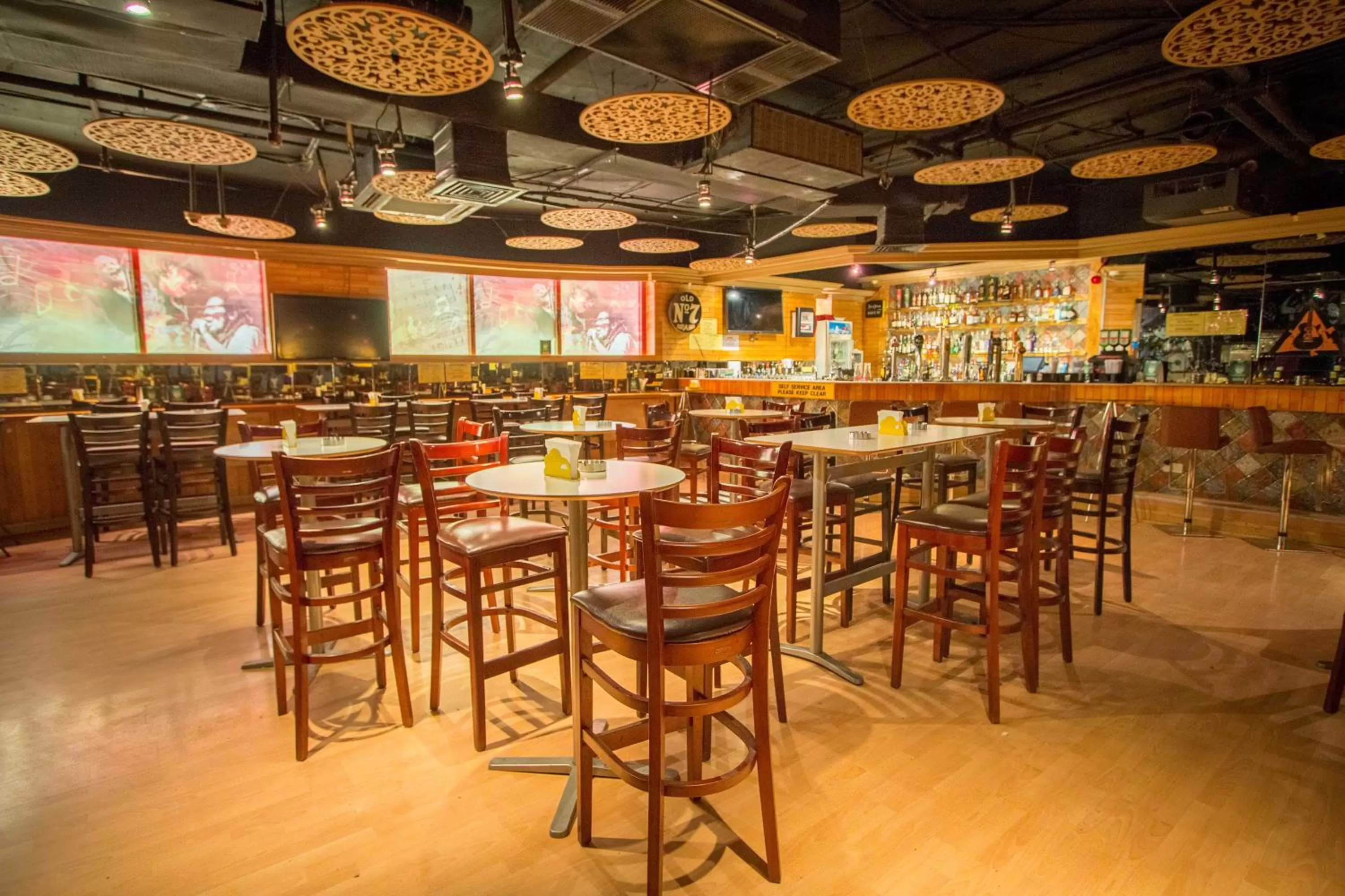 Lounge or bar in Horizon Manor Hotel