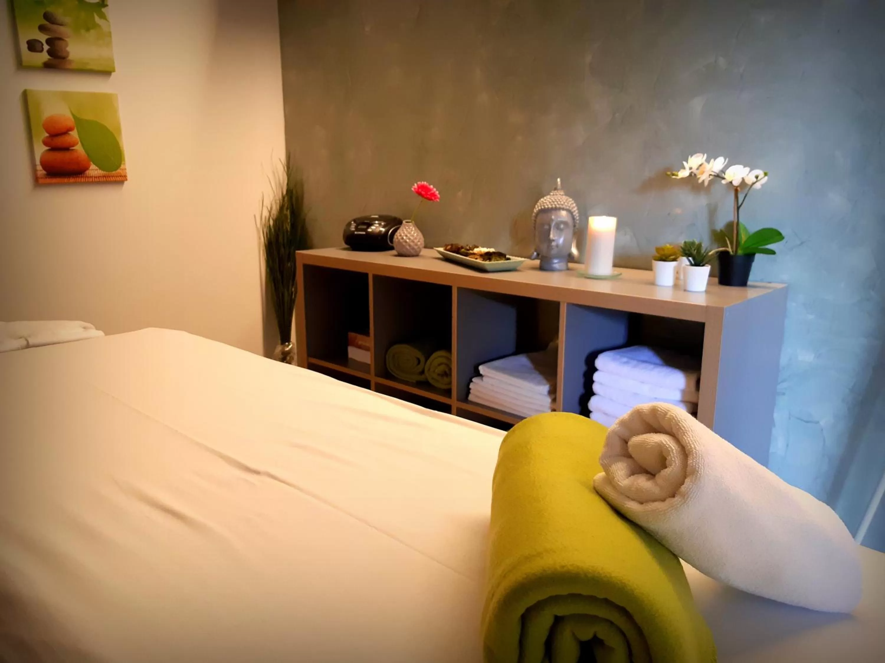 Massage, Bed in Hotel Biograf