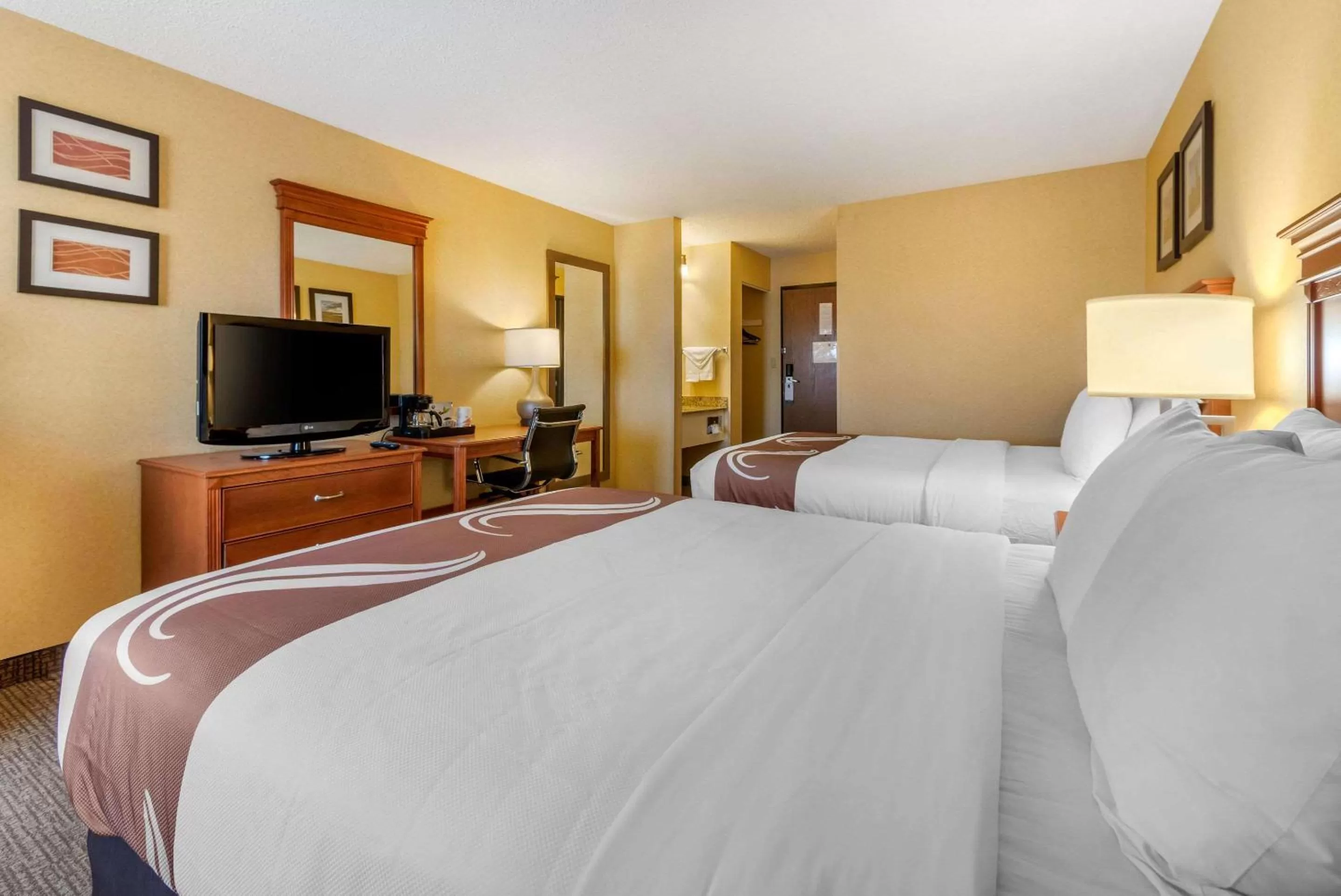 Photo of the whole room, Bed in Quality Inn Pueblo North