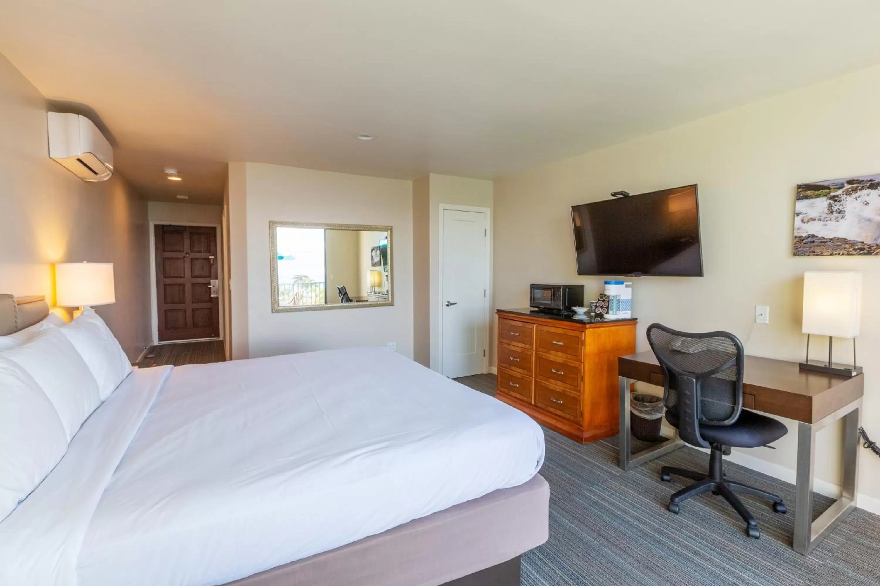 Bed in Moonlight Beach Motel