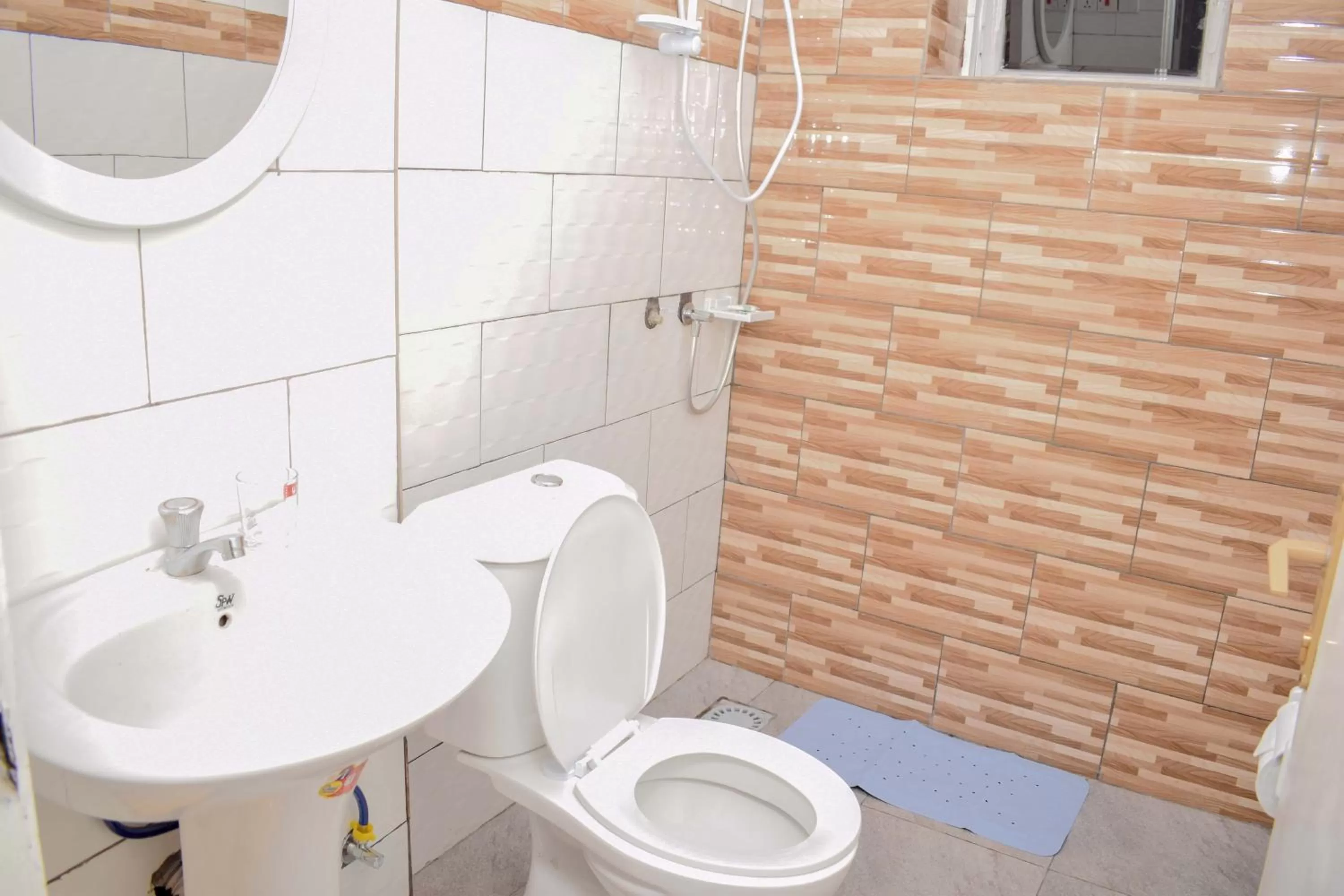 Toilet in INZOZI AFRICA HOUSE B&B-Gishushu