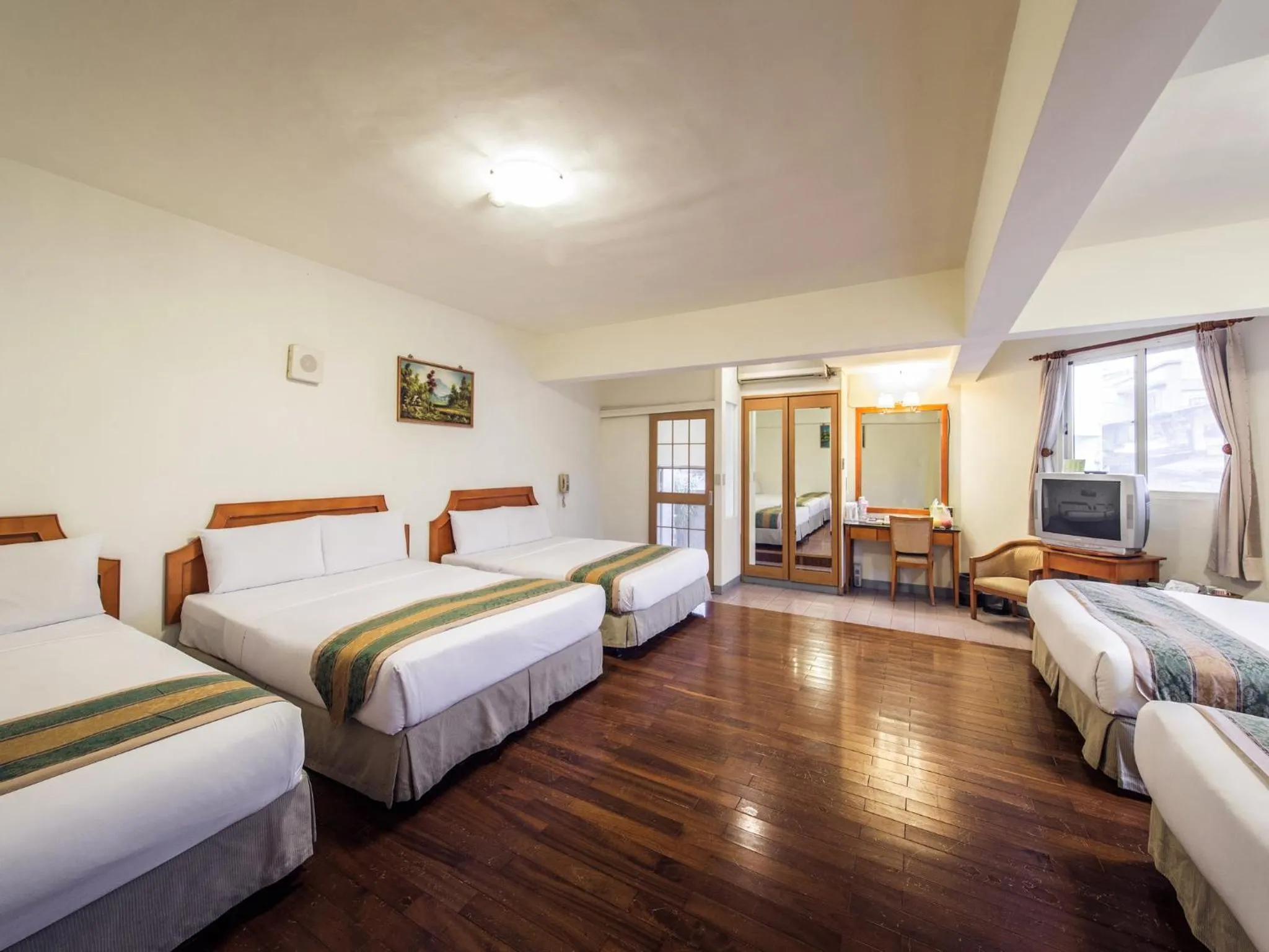 Photo of the whole room, Bed in Travel Road Motel