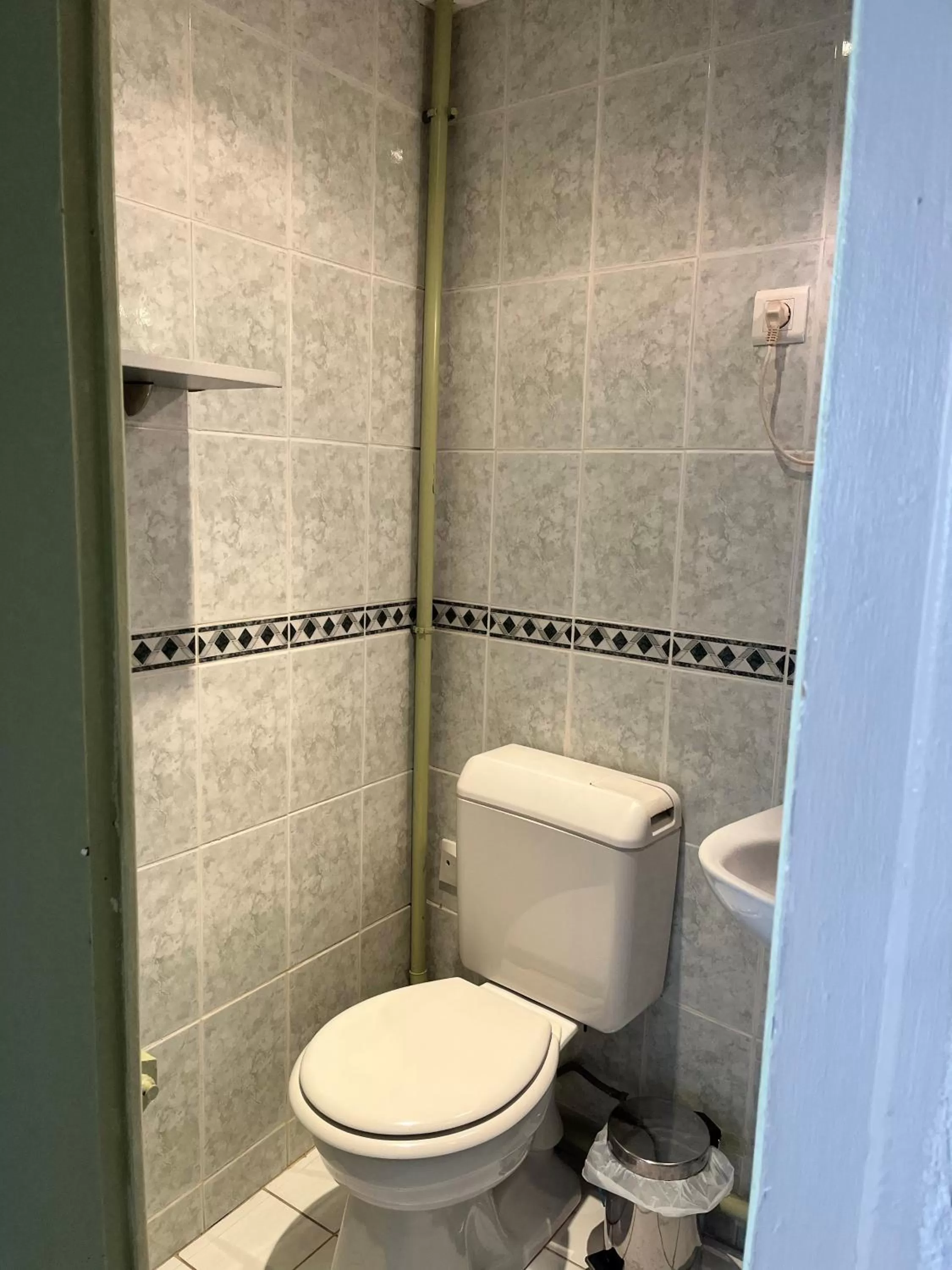 Bathroom in Hôtel Le Thurot- Dijon Centre ville Gare