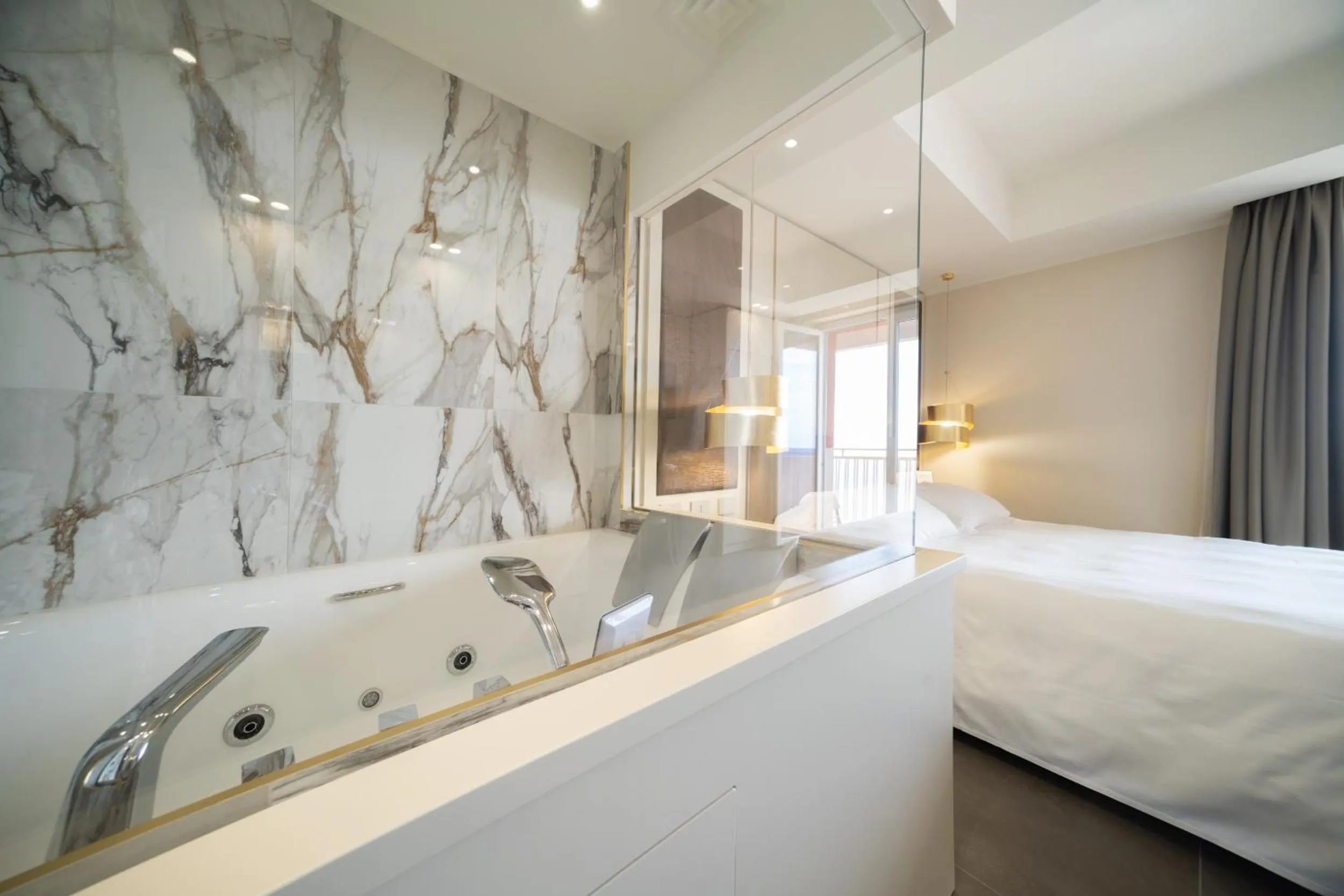 Hot Tub, Bed in Hotel Palace