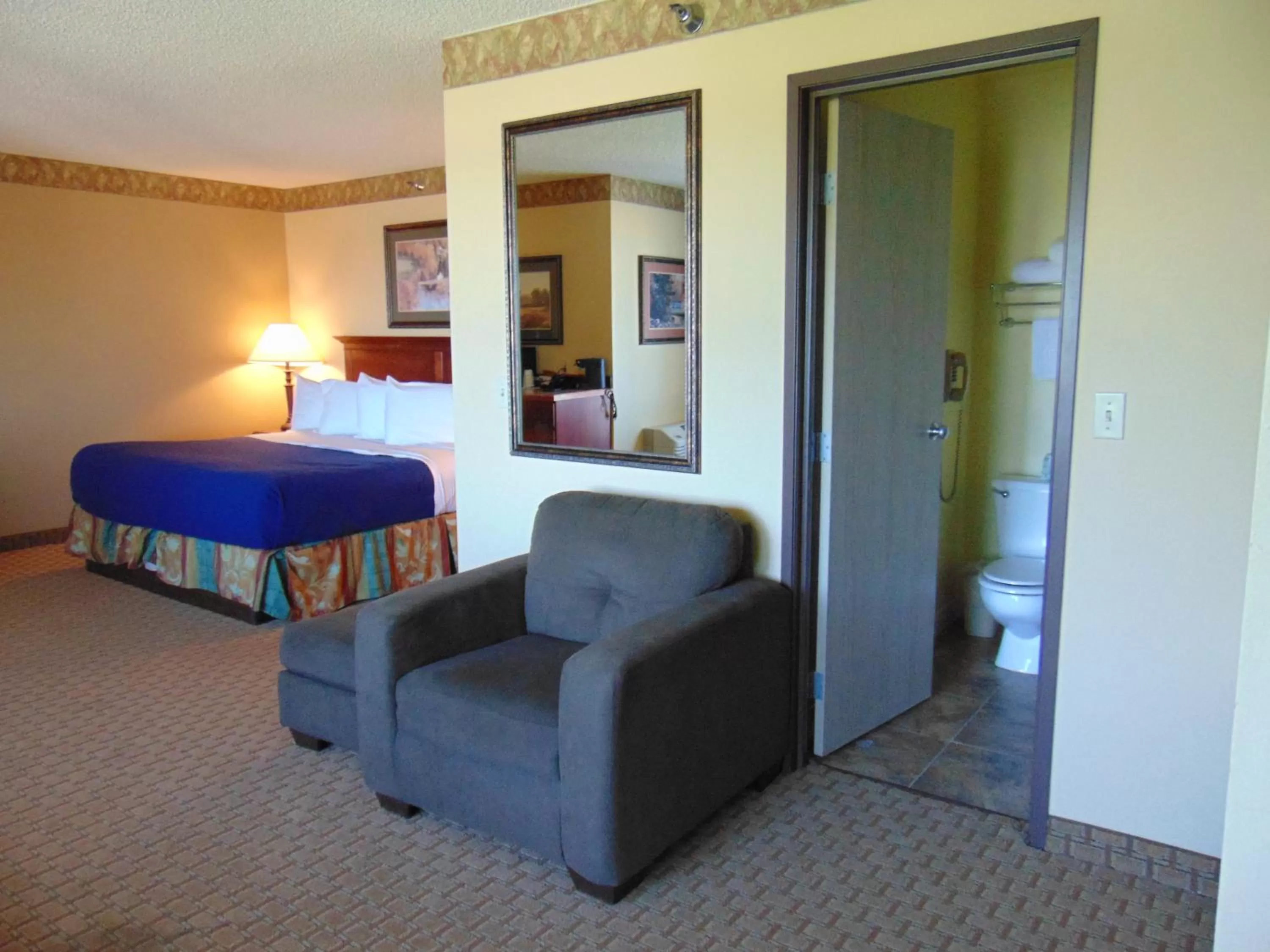 Photo of the whole room, Bed in Horse Creek Inn