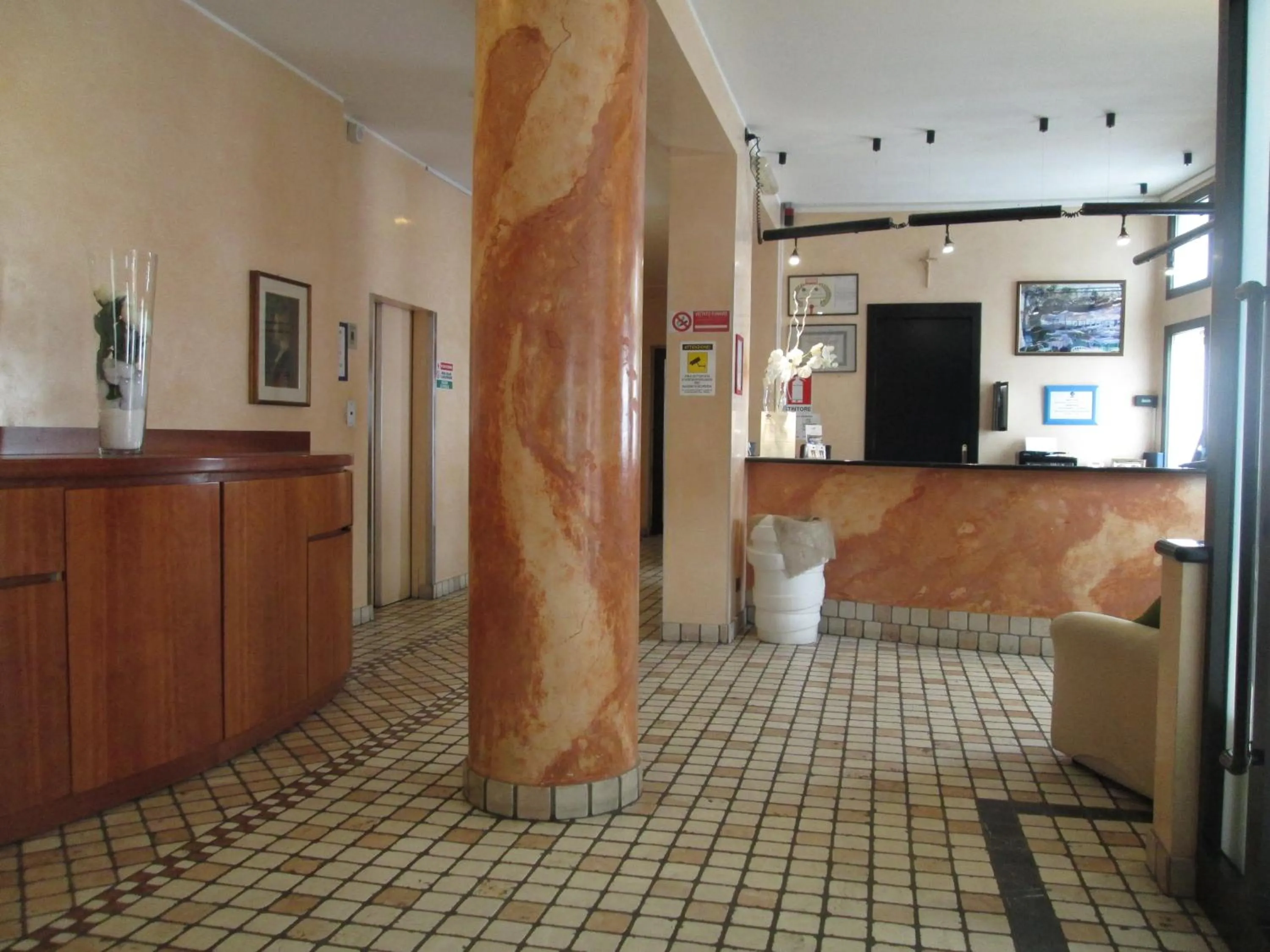 Lobby or reception in Hotel Stazione sul lago di Iseo