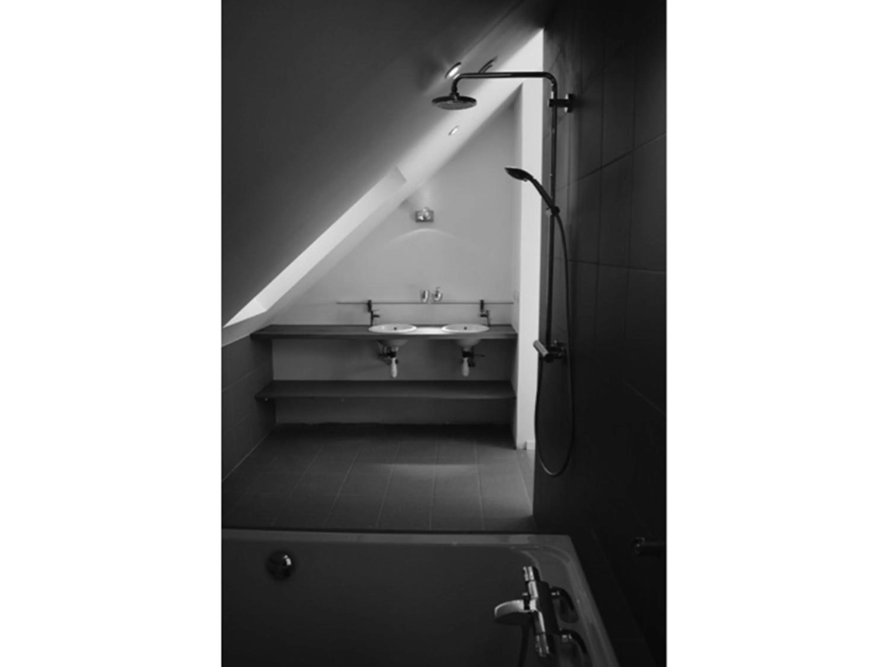 Shower in La Grange De Salomé