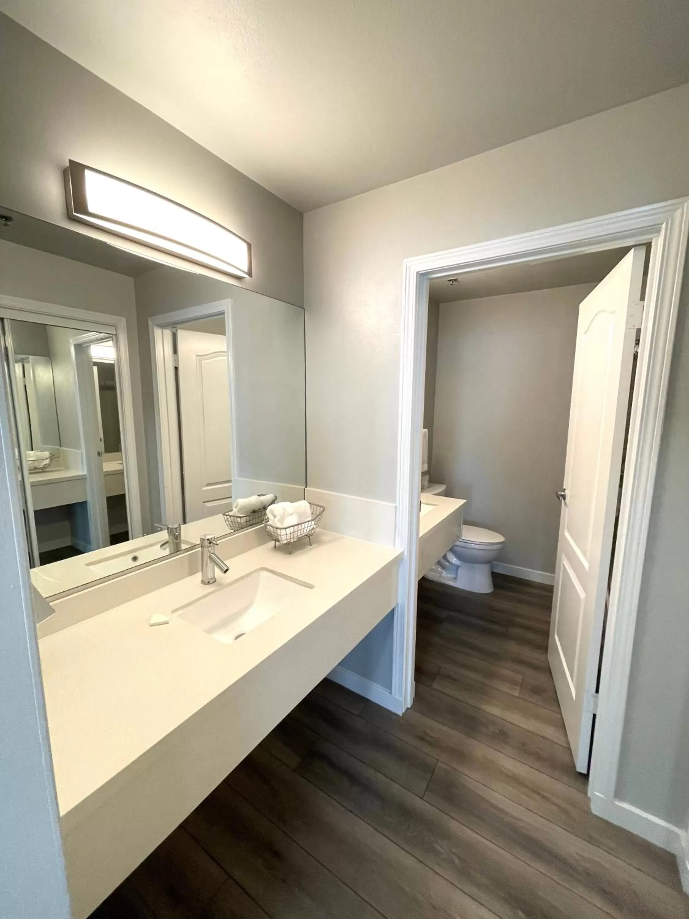 Bathroom, Bed in Tides Inn & Suites