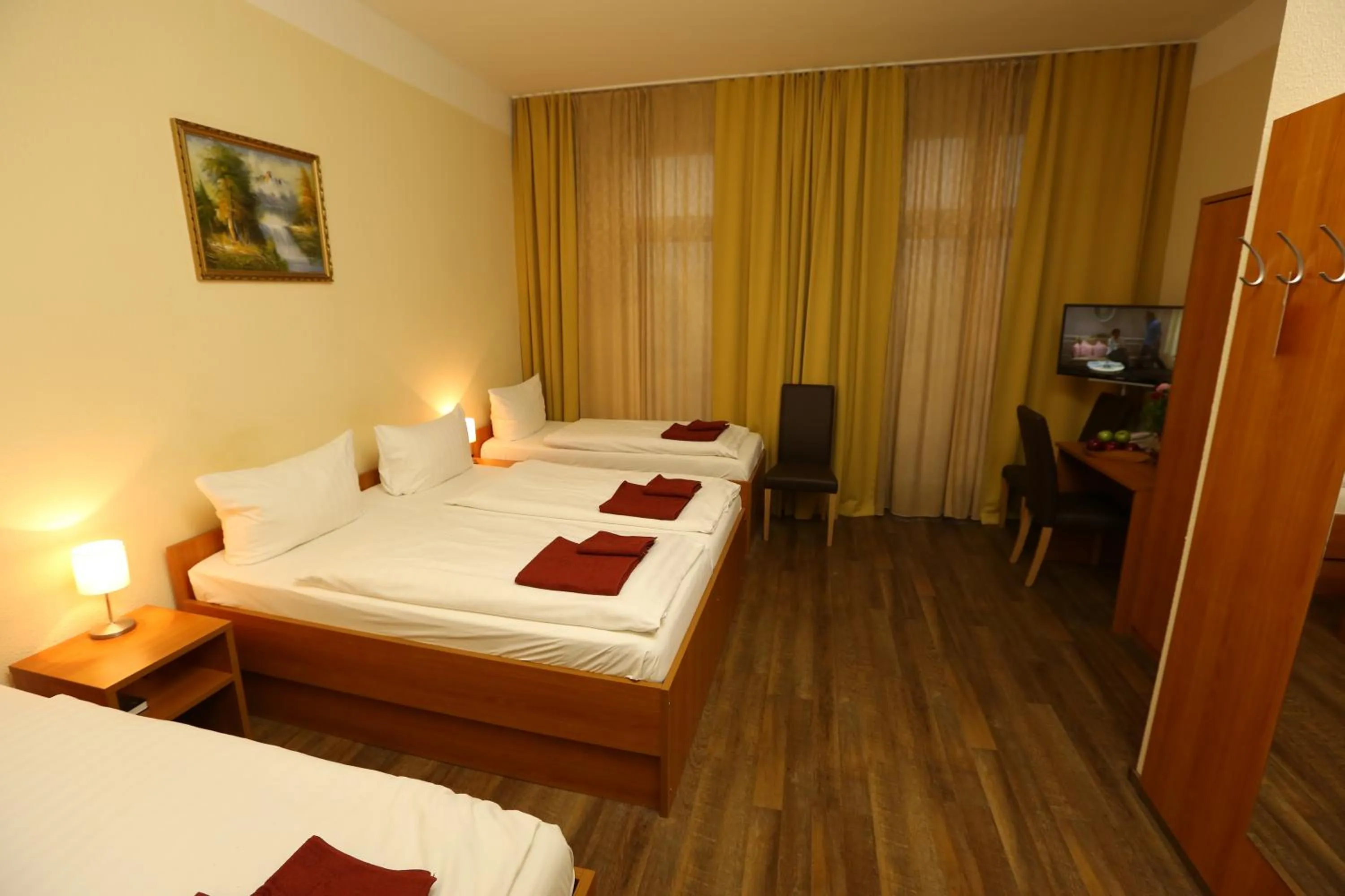 Photo of the whole room, Bed in Hotel AI Königshof