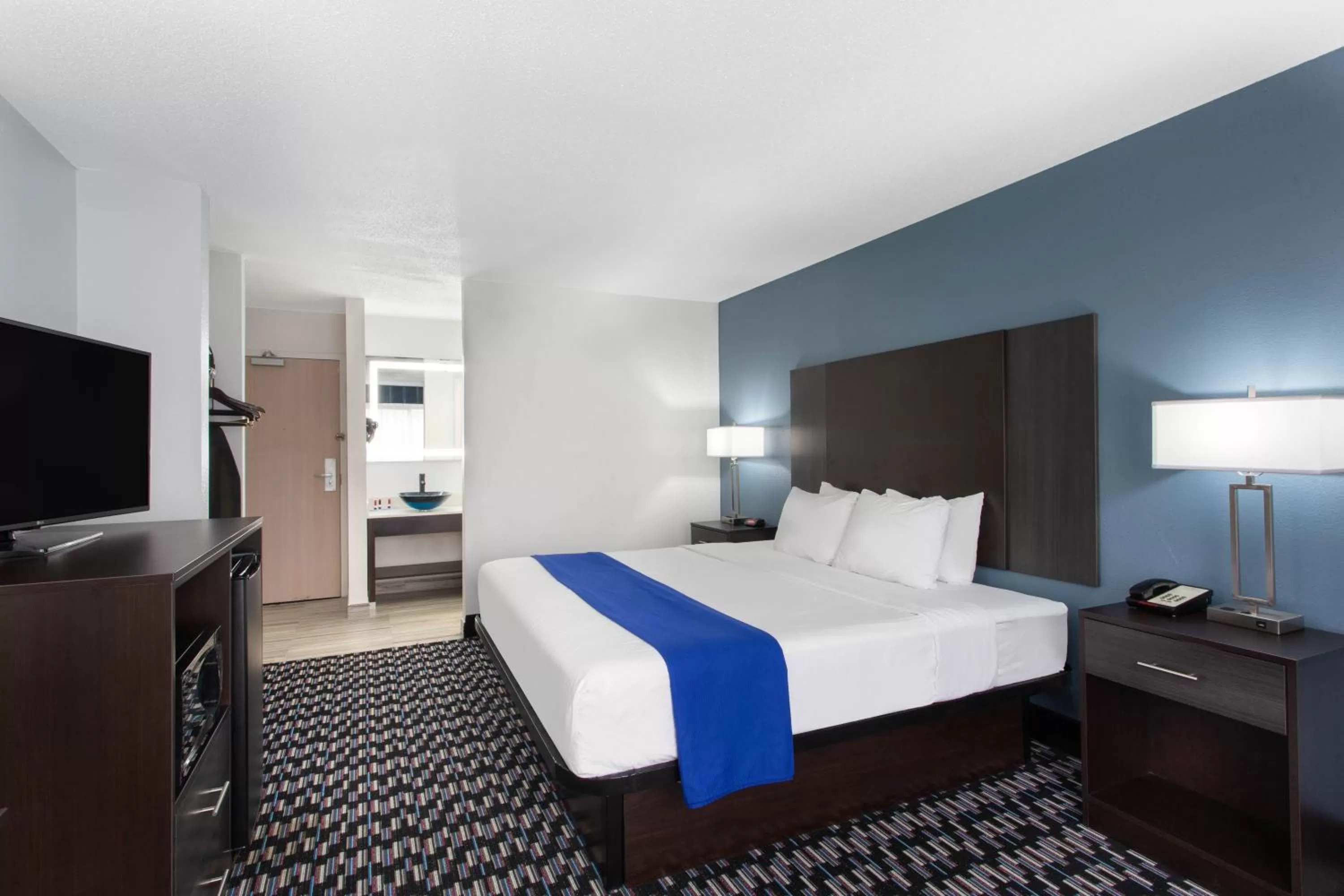 King Suite - single occupancy - Non-Smoking in Baymont by Wyndham Charlotte University