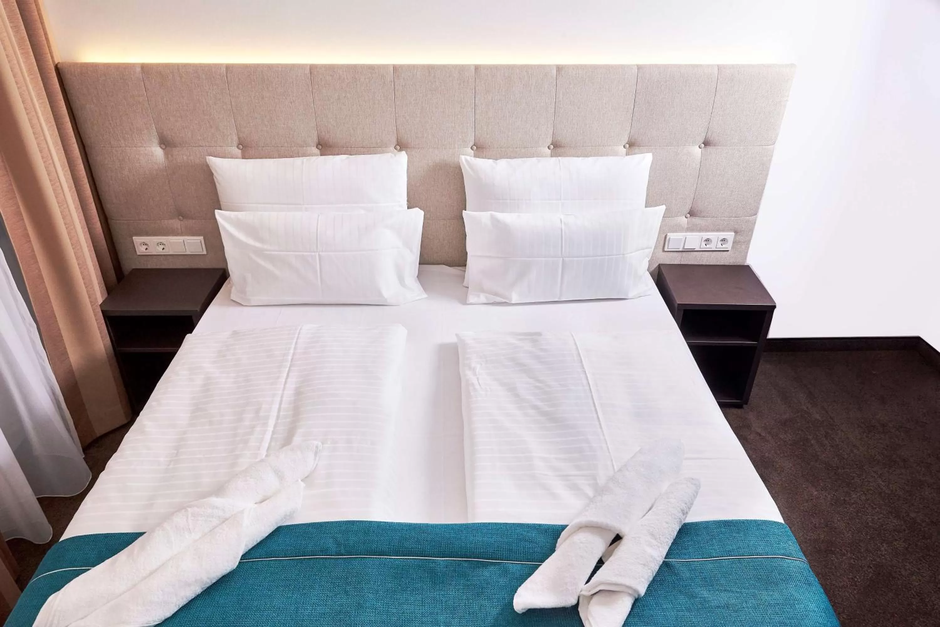 Bedroom, Bed in The Monument Hotel - BW Signature Collection