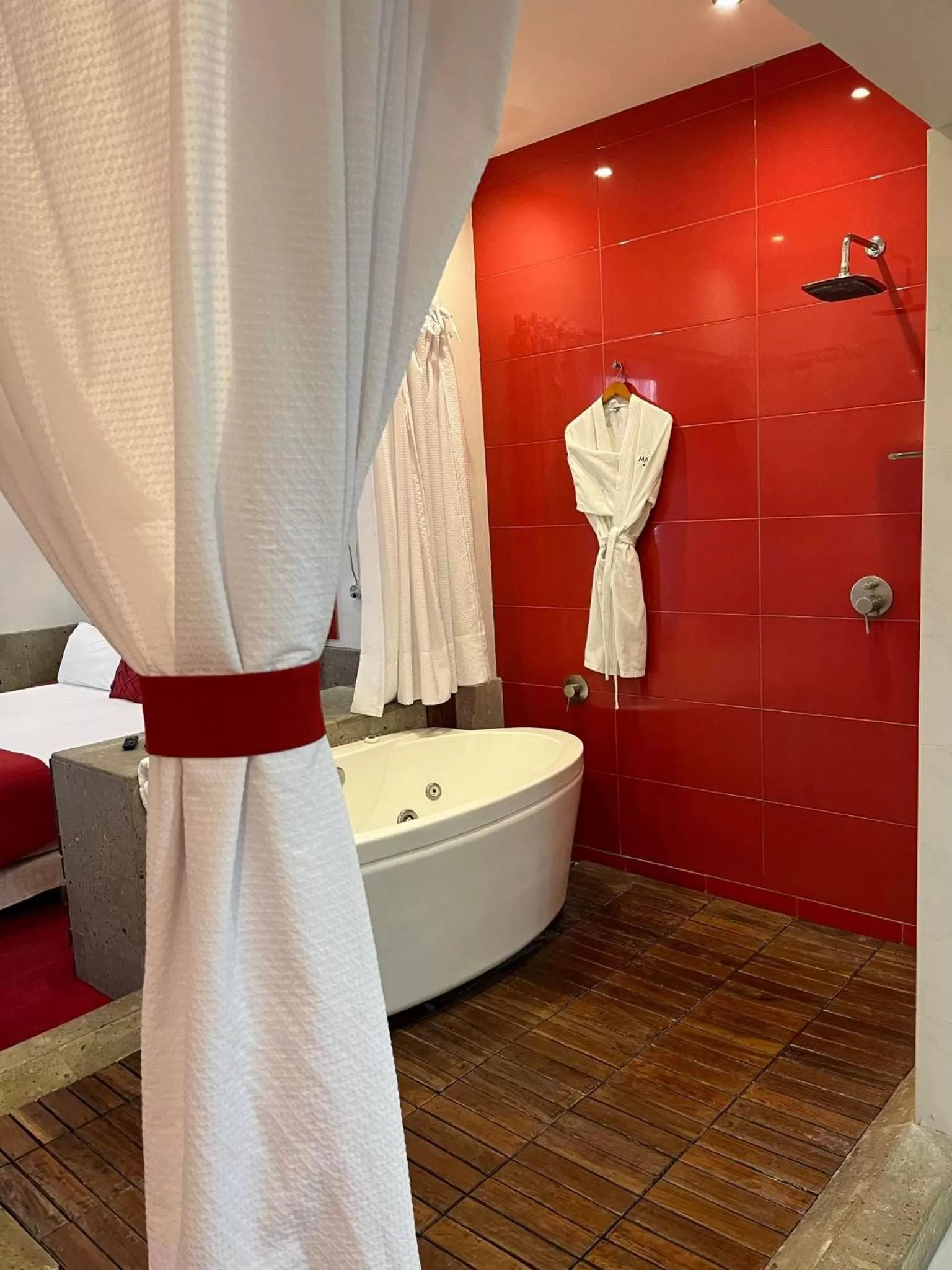 Bathroom, Bed in Zújmú Business Boutique Hotel