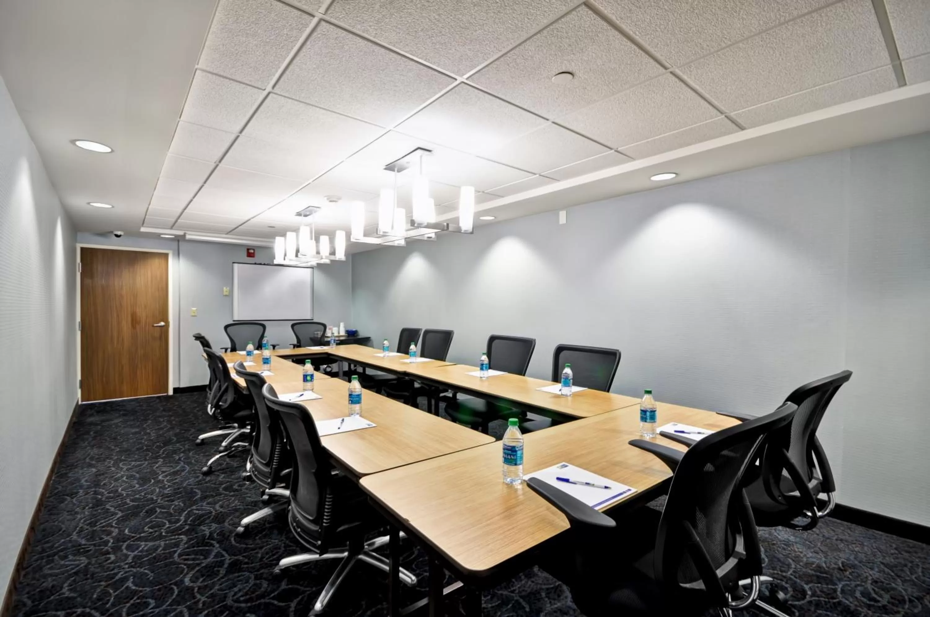 Meeting/conference room in Holiday Inn Express Romulus / Detroit Airport by IHG