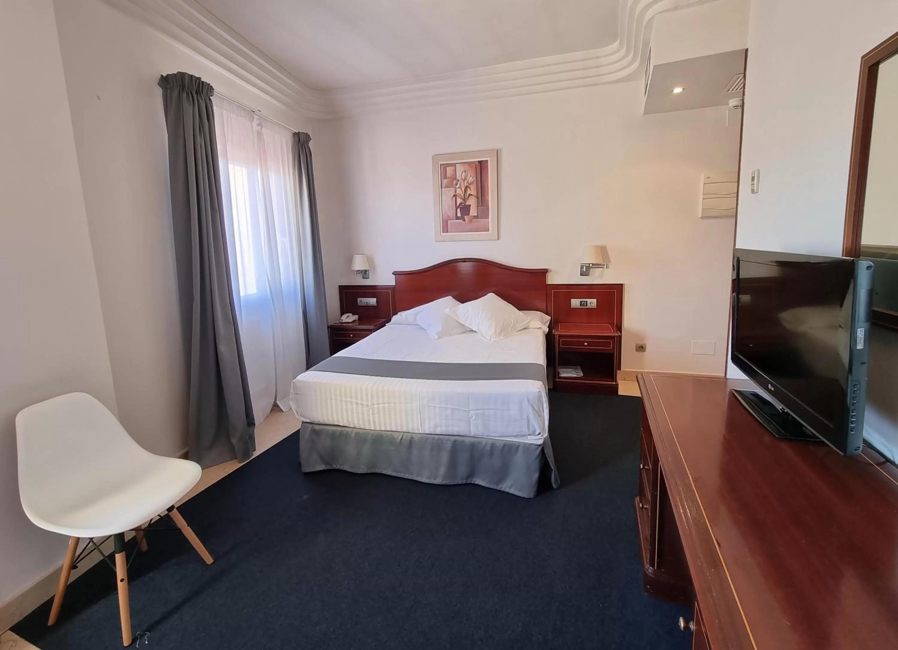 Property building, Bed in Hotel Gran Legazpi