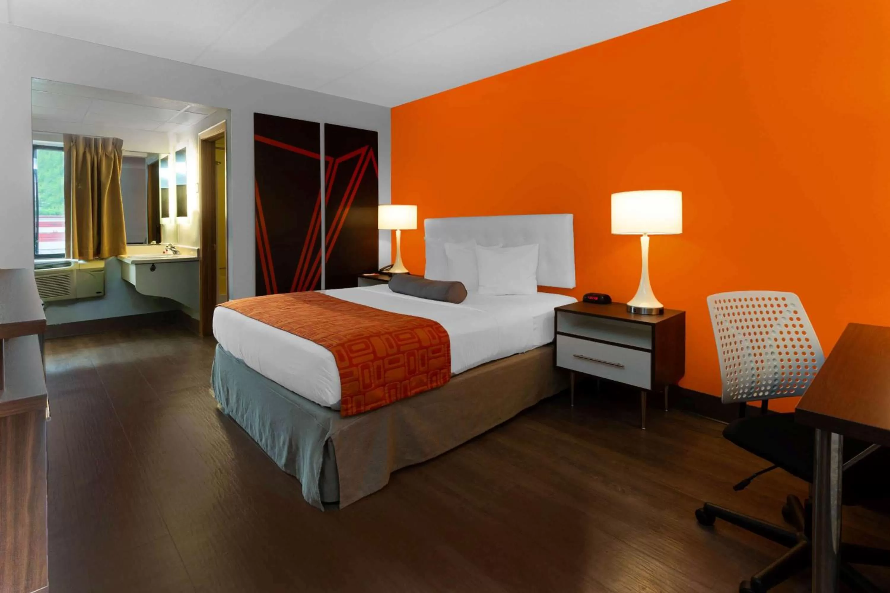 Photo of the whole room, Bed in Howard Johnson by Wyndham Waukegan Great Lakes