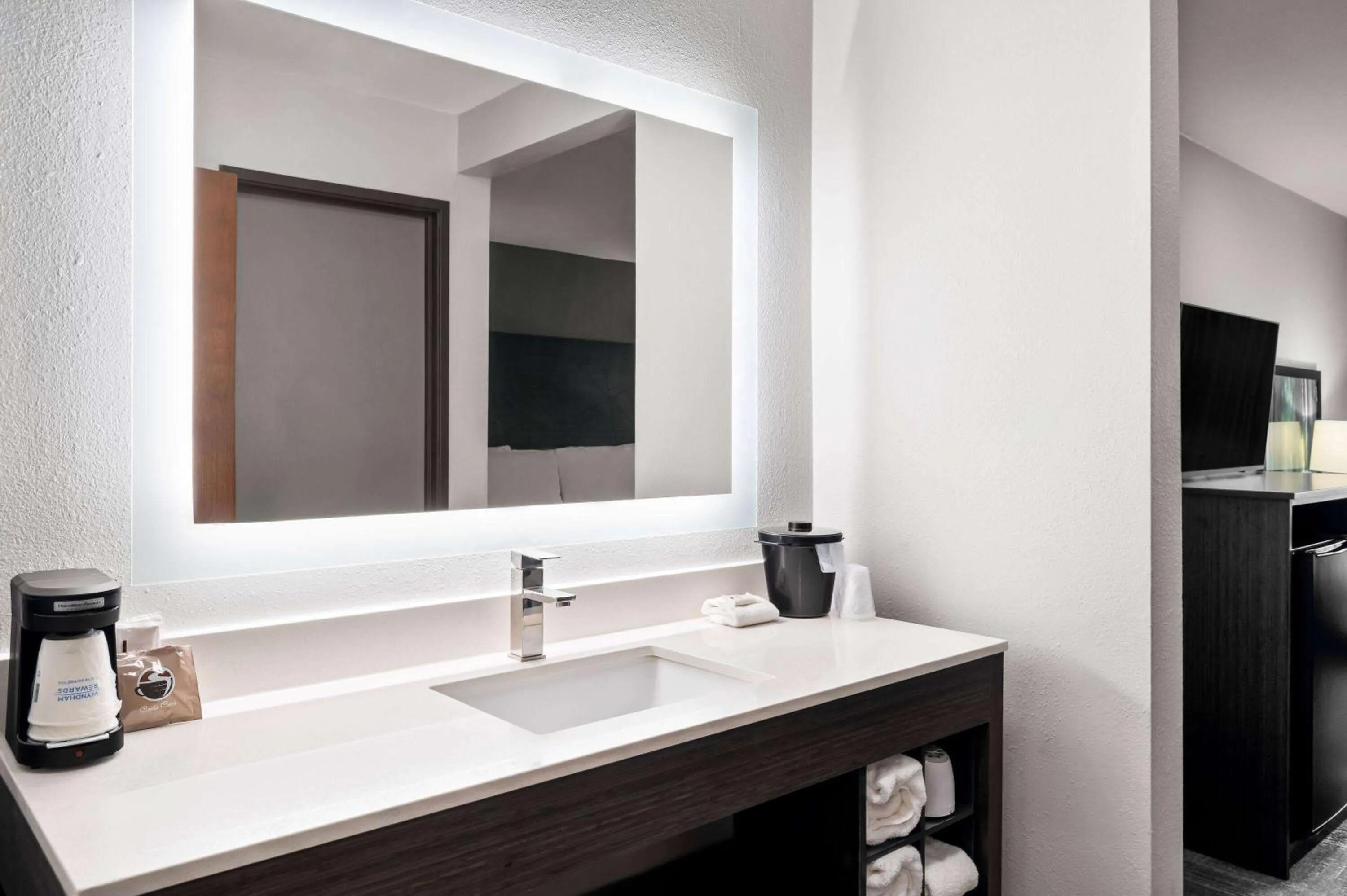 Bathroom in La Quinta Inn by Wyndham Indianapolis Airport Executive Dr