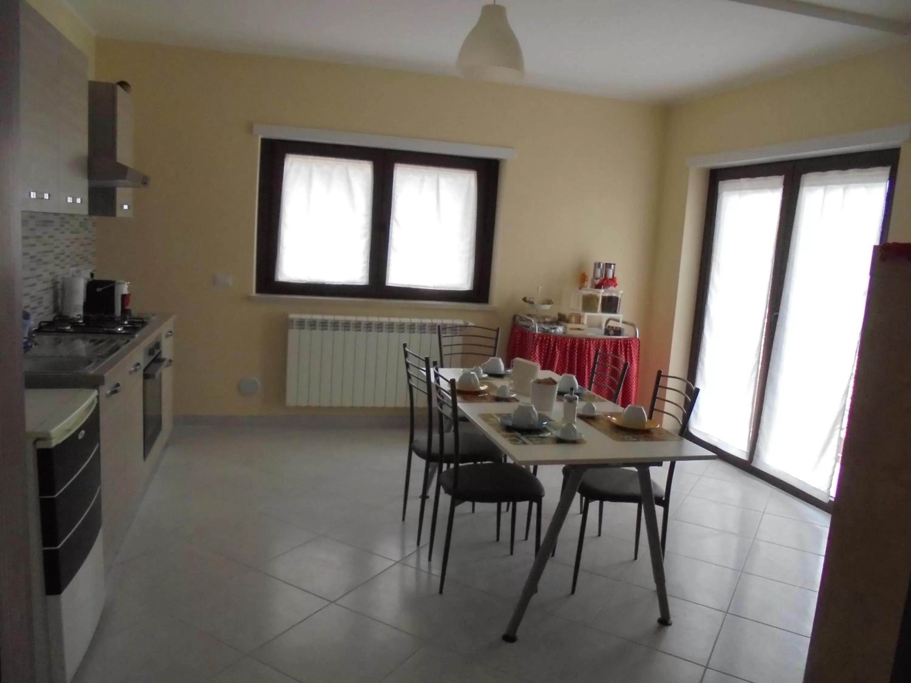Kitchen or kitchenette, Dining Area in B&B KARISMA