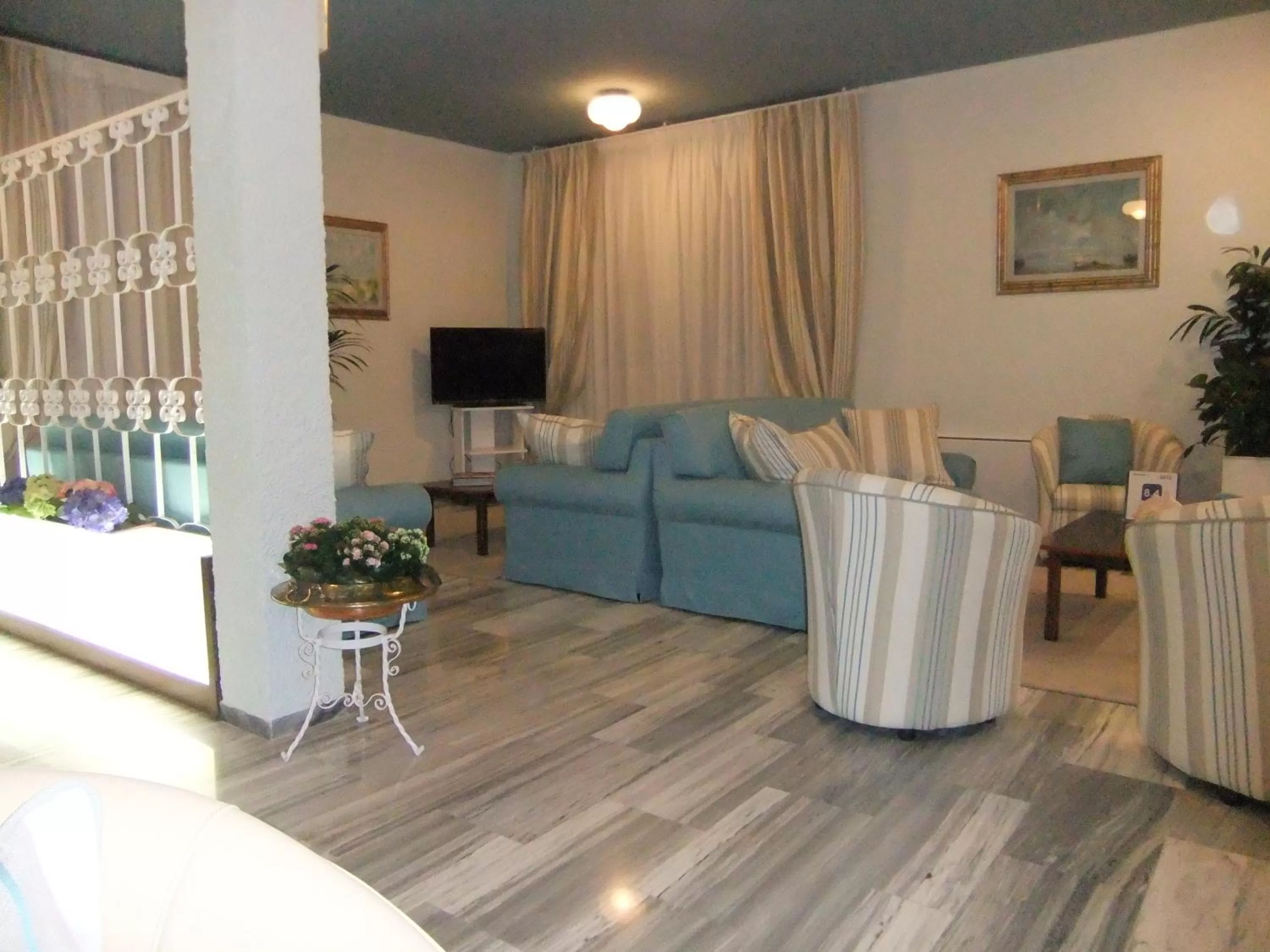 Communal lounge/ TV room in Hotel Giulio Cesare