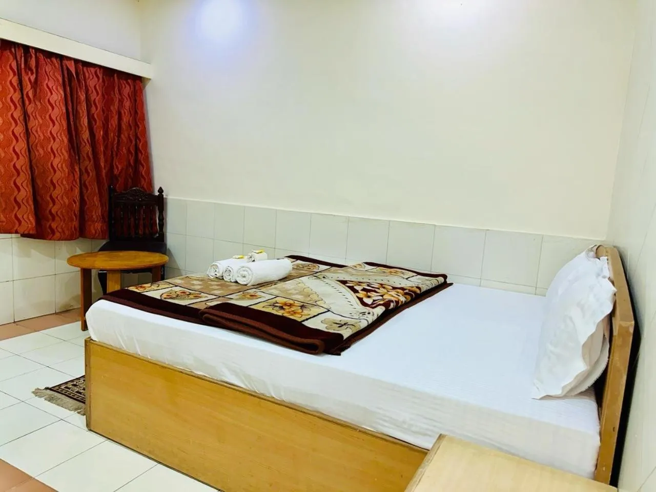 Photo of the whole room, Bed in Hotel Sheela, 100m from Taj Mahal