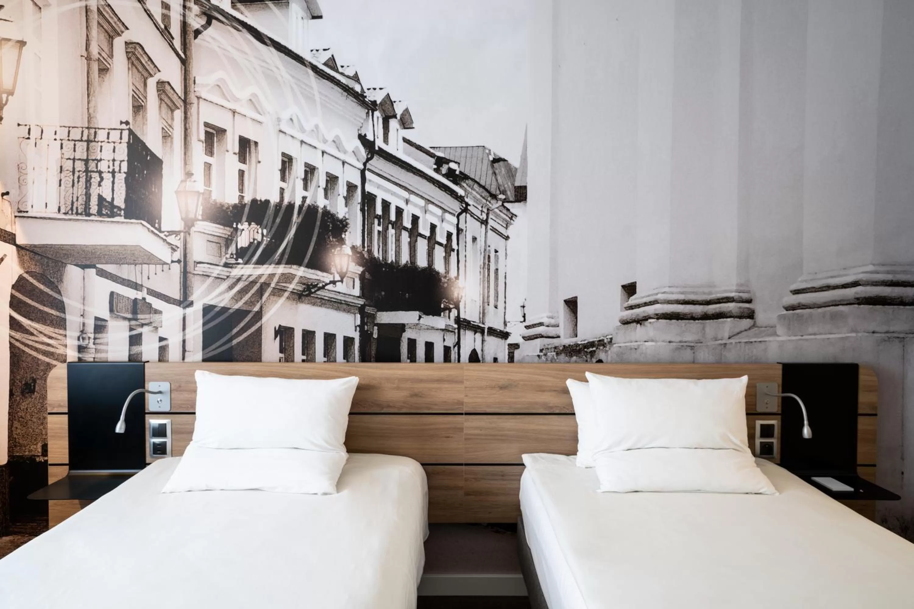 Property building, Bed in Novotel Vilnius Centre