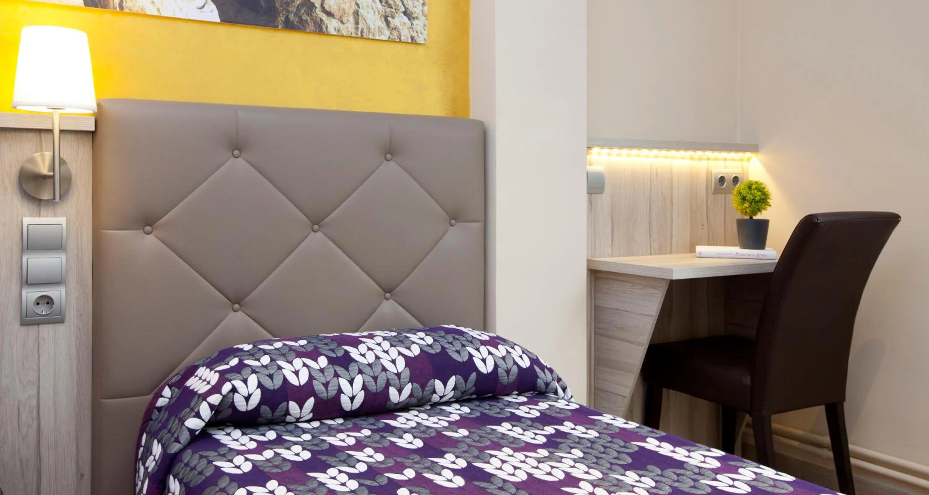 Decorative detail, Bed in Hostal Barcelona