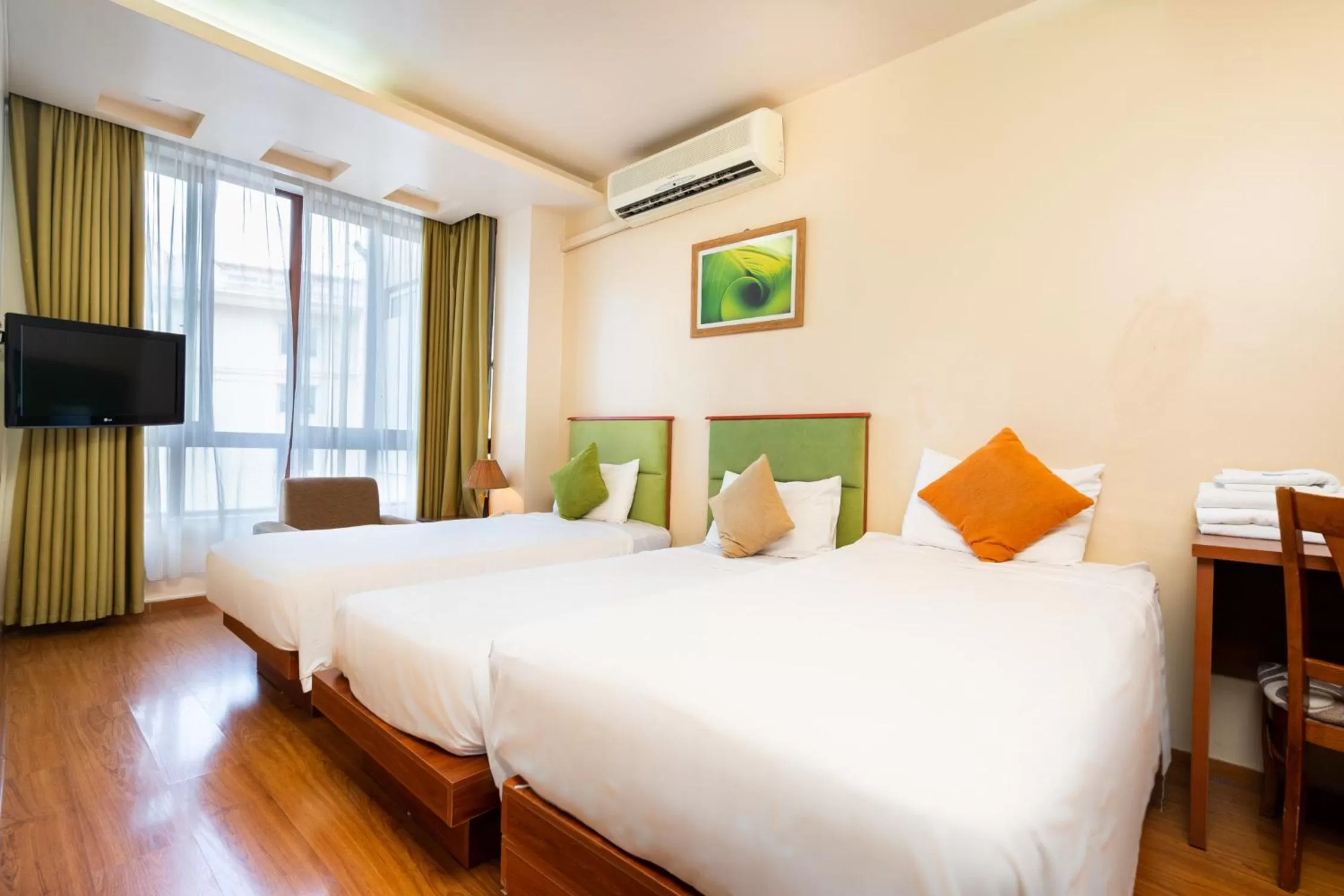 Bed in Artisan Lakeview Hotel