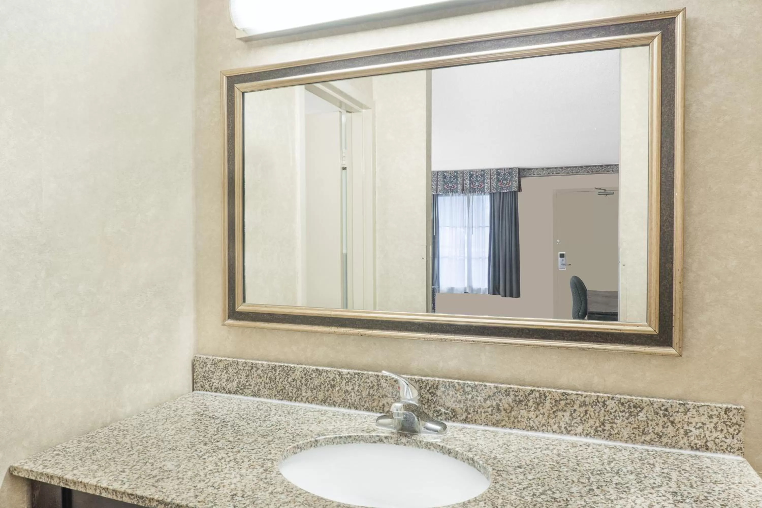 King Room with Roll-In Shower - Mobility Accessible/Non-Smoking in Days Inn & Suites by Wyndham York