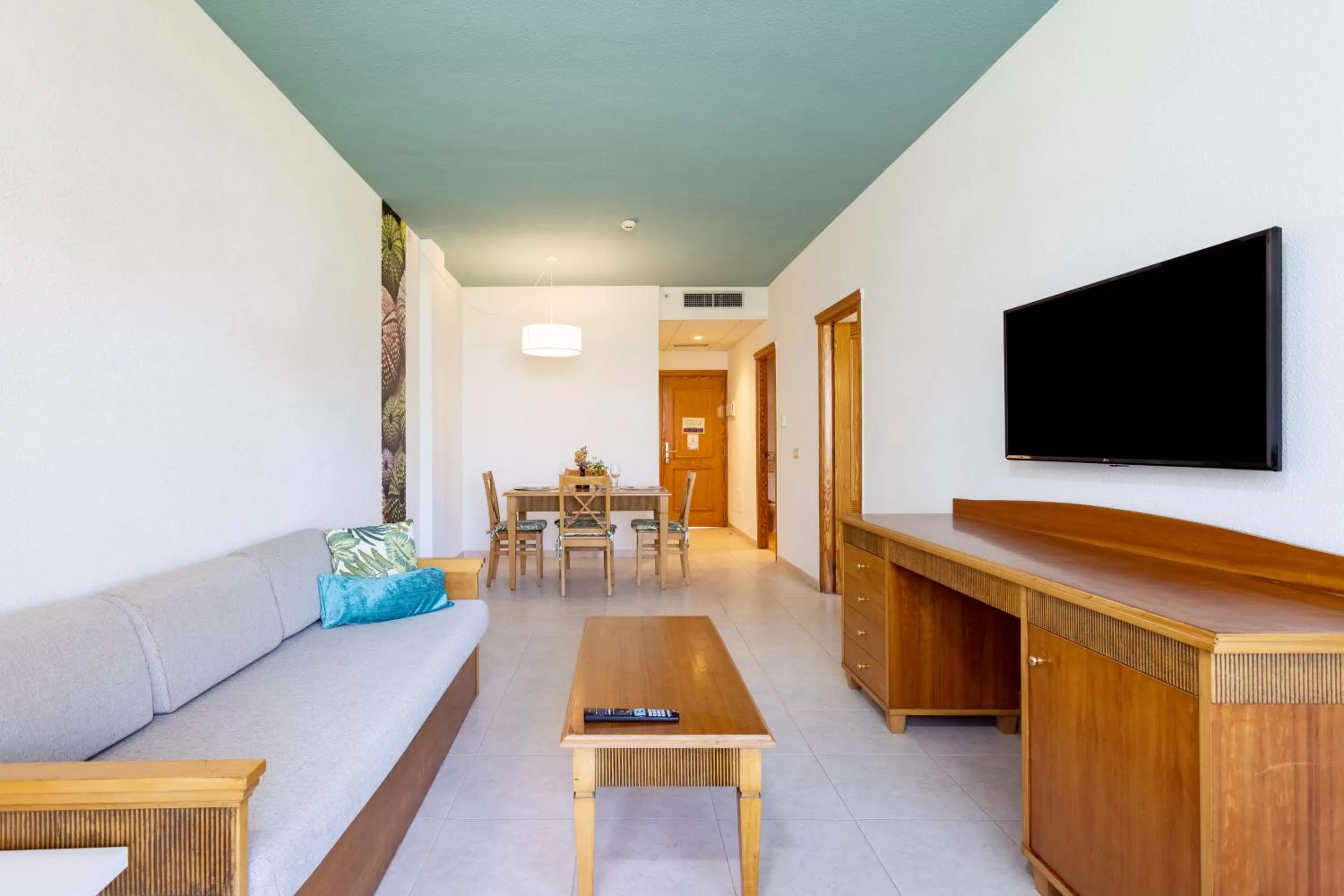 TV and multimedia in Gara Suites Golf & Spa