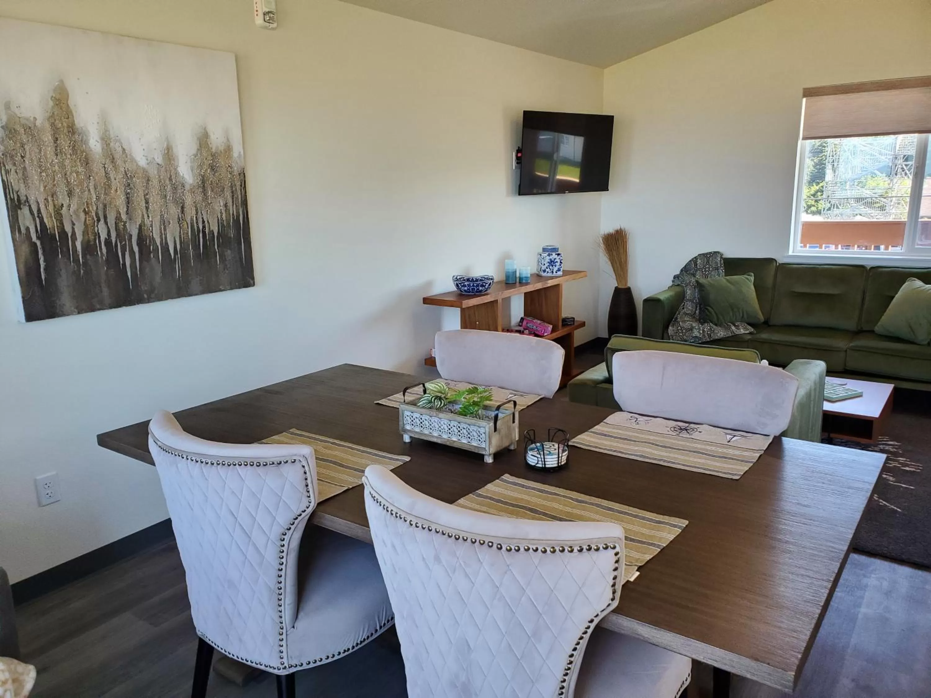TV and multimedia, Dining Area in Moonstone Beach Motel