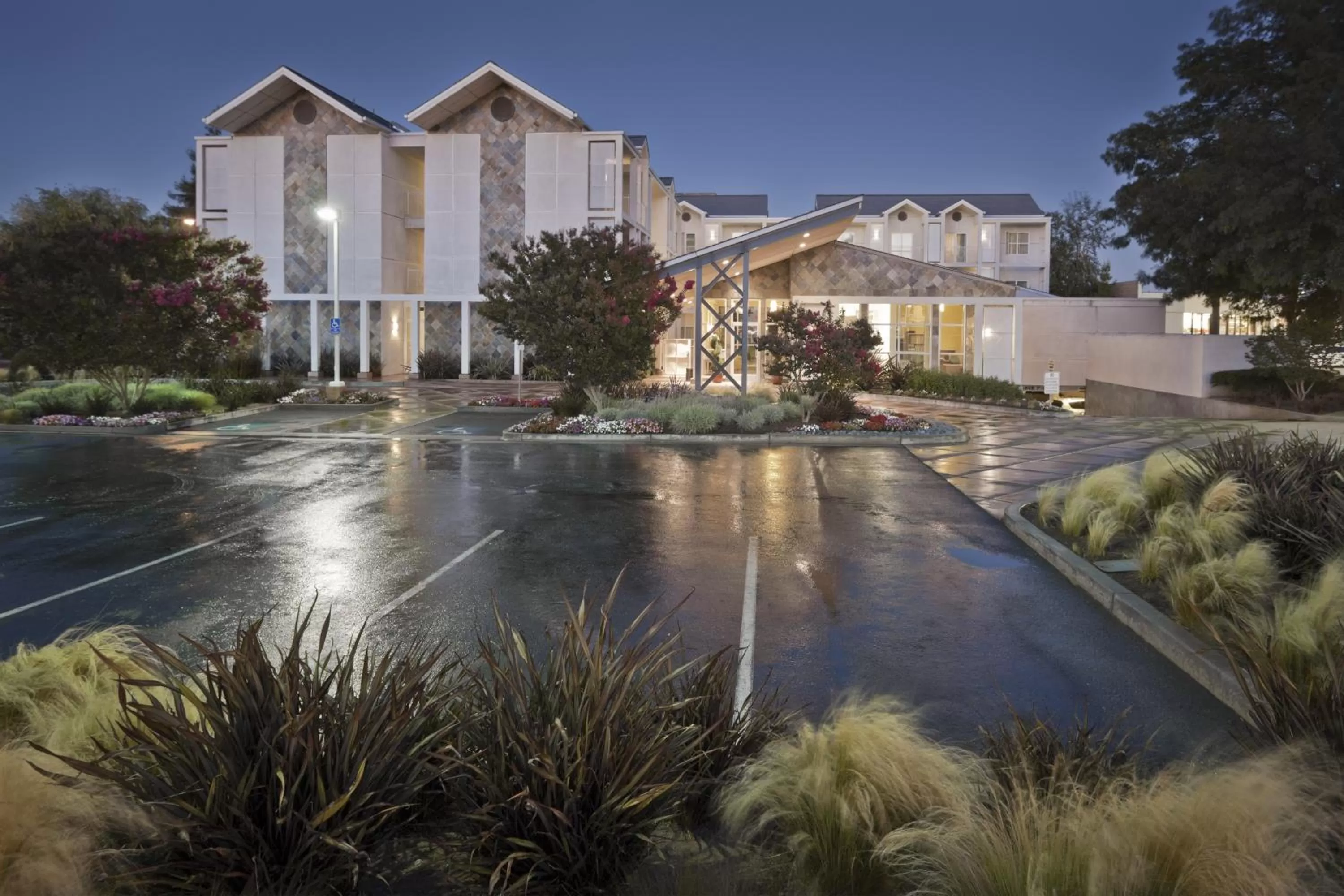 Property building in Corporate Inn Sunnyvale - All-Suite Hotel