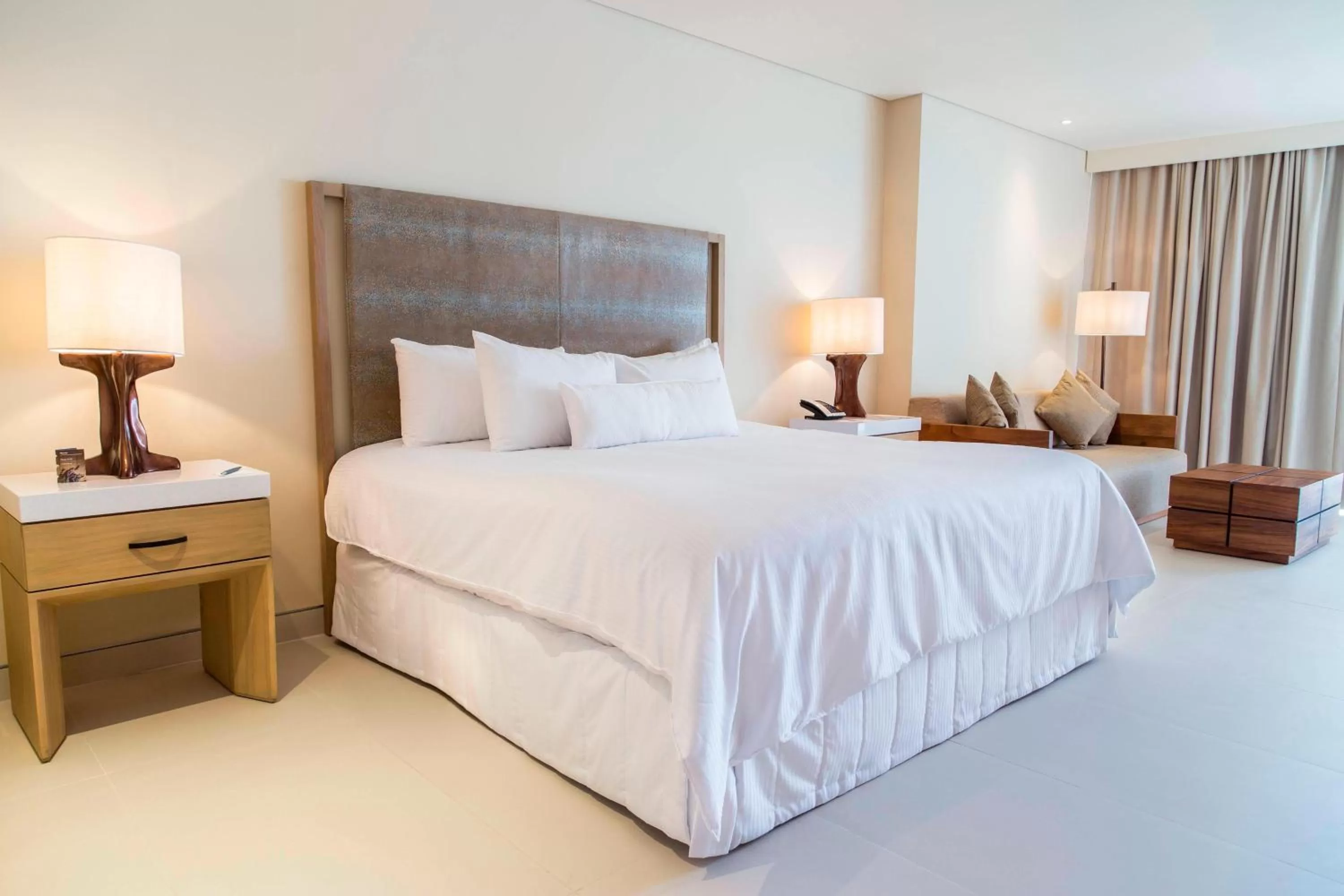 Photo of the whole room, Bed in The Westin Cozumel