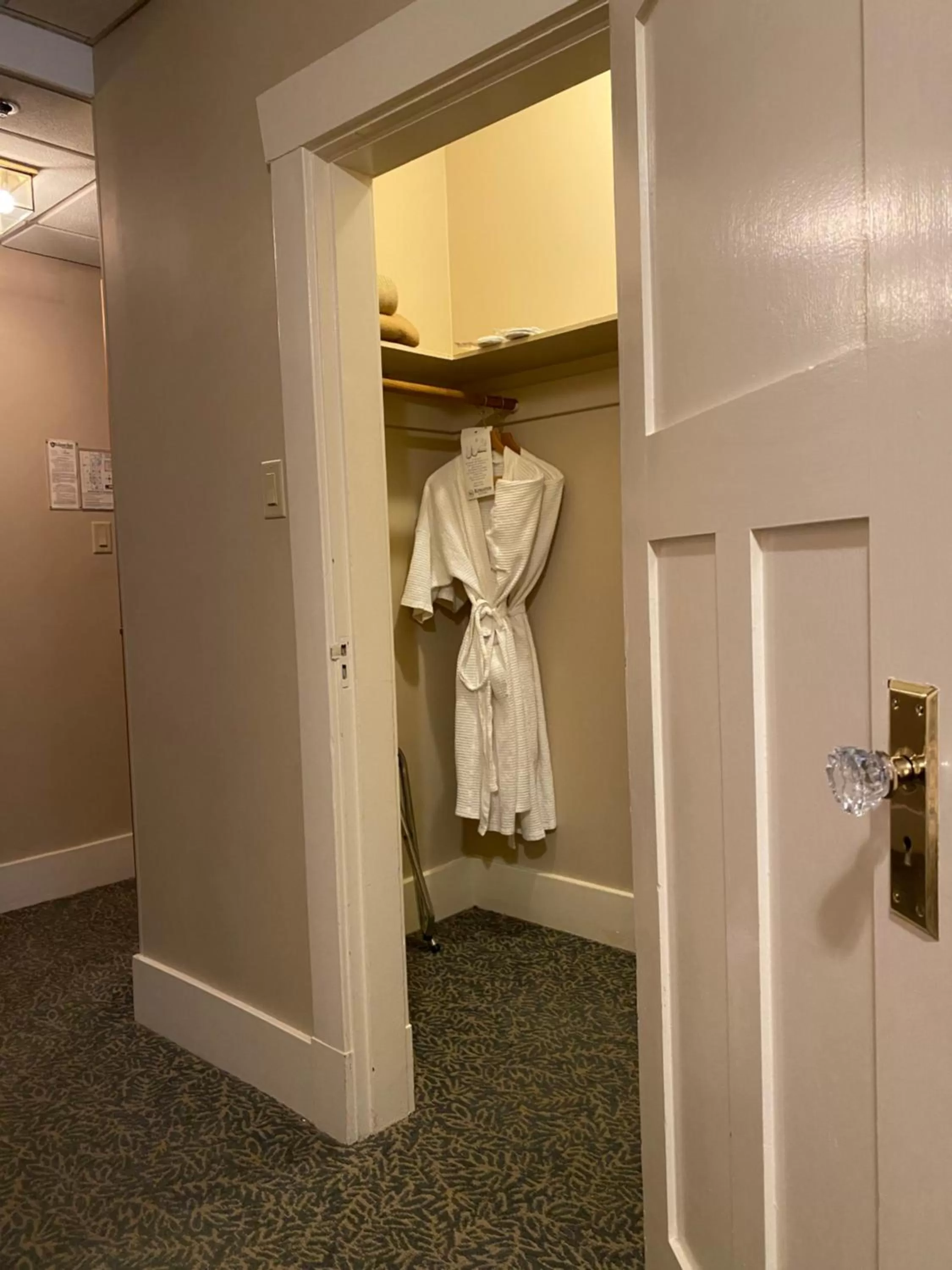 Bedroom in Kingston Hotel