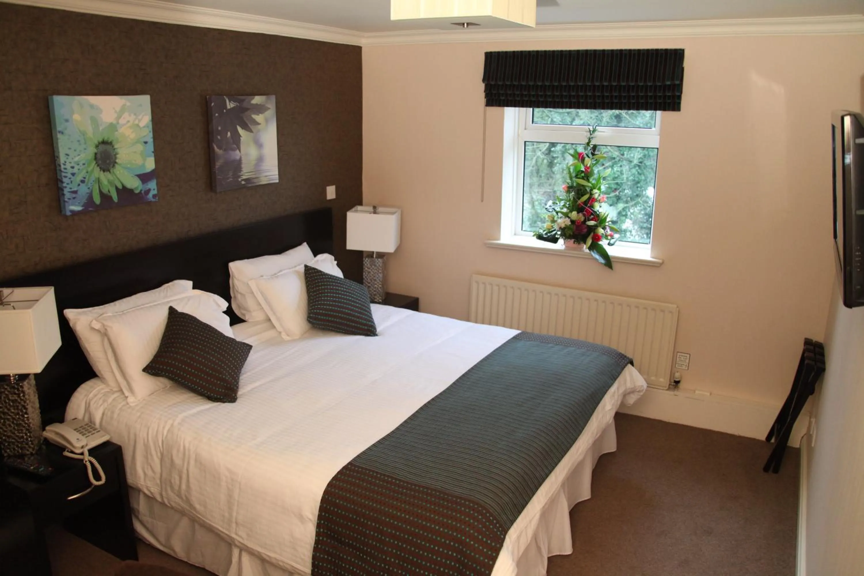 Photo of the whole room, Bed in Greenvale Hotel