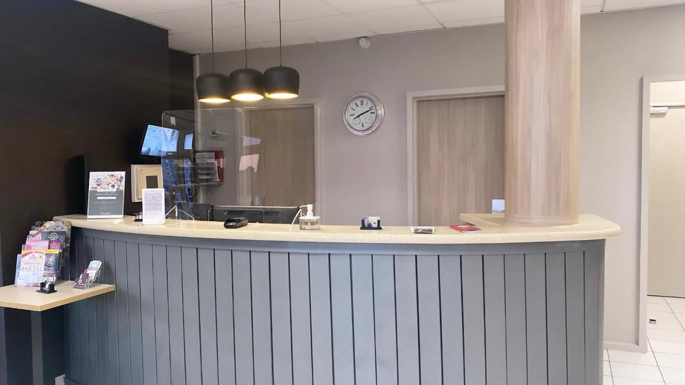 Lobby or reception in B&B HOTEL Sète Centre Gare