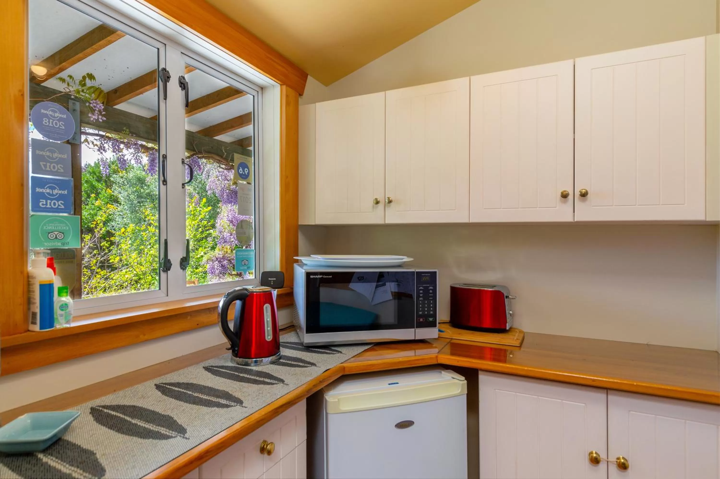 Communal kitchen, Kitchen/Kitchenette in Olde Mill House B&B & Bike2Wine cycle hire