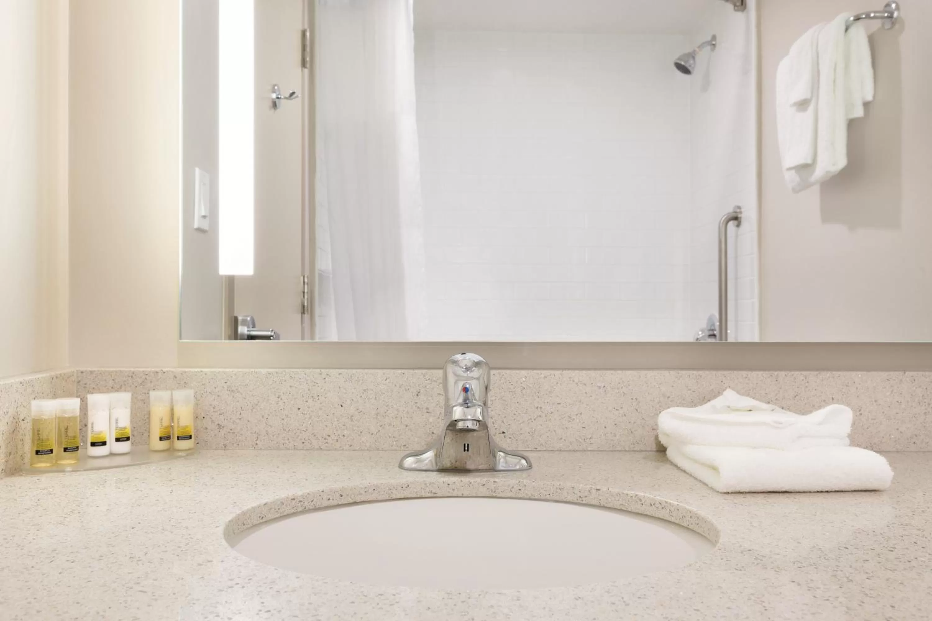 Deluxe Queen Suite - Non-Smoking in Days Inn & Suites by Wyndham Lindsay