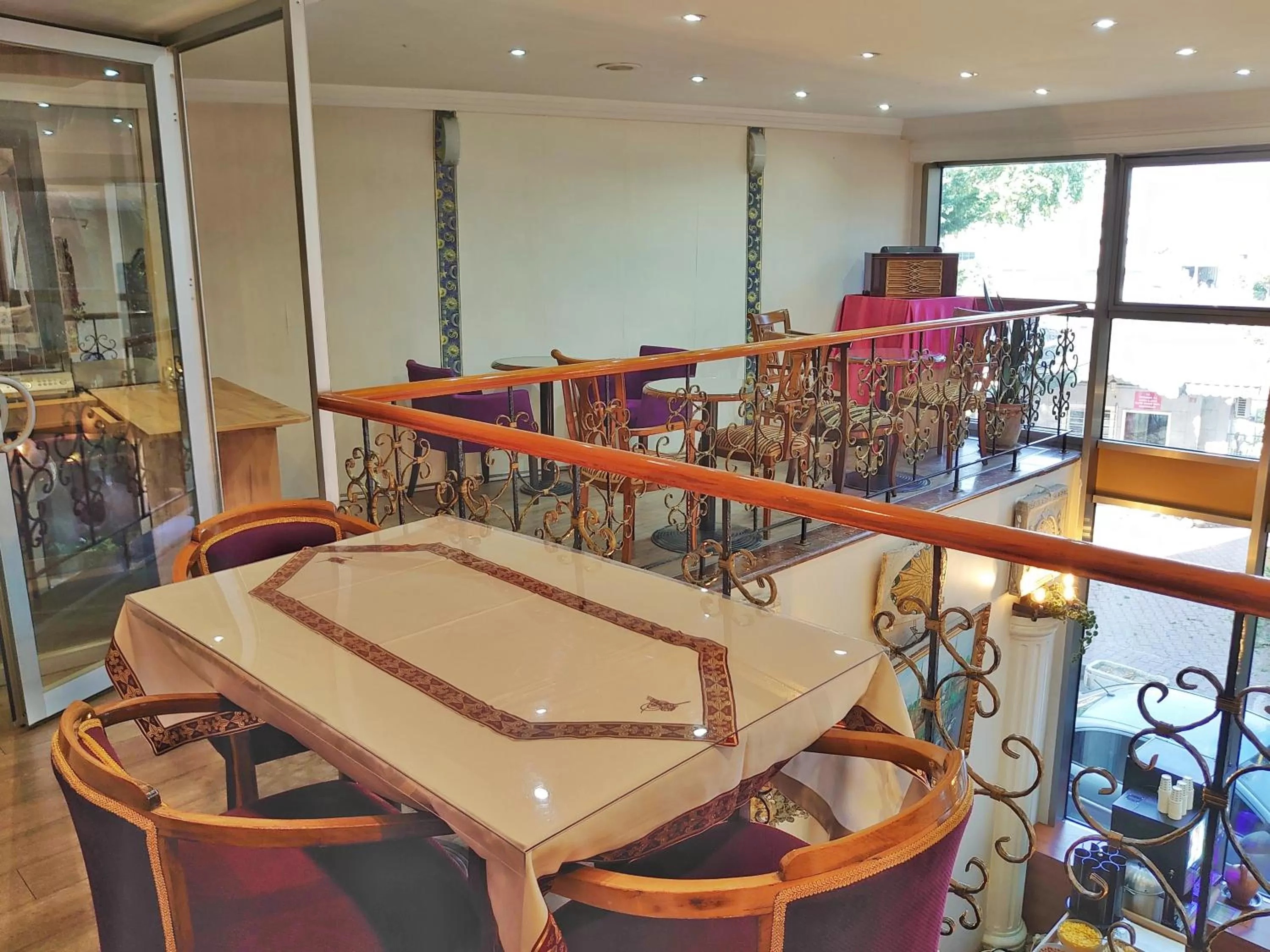 Restaurant/places to eat in Orient Mintur Hotel