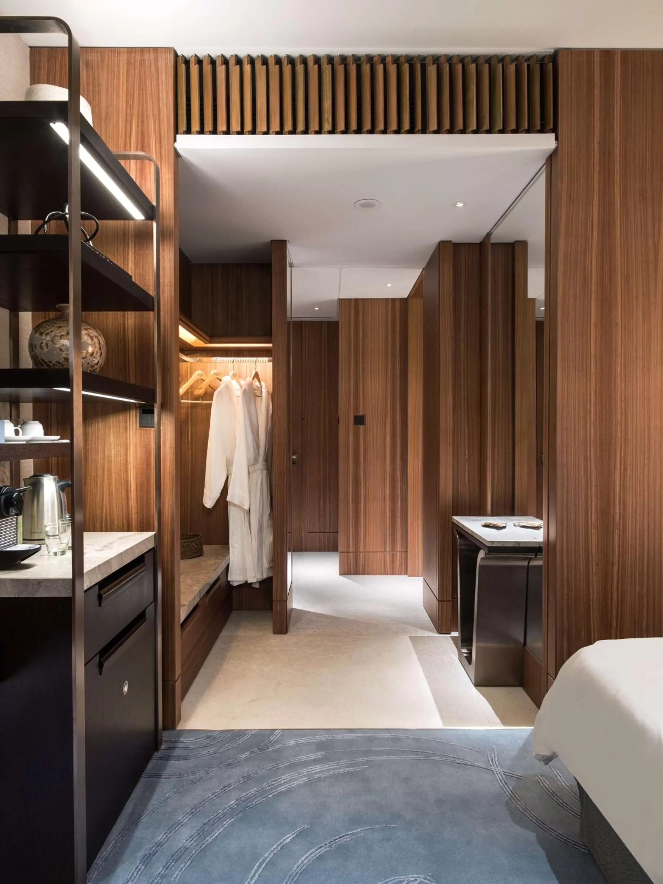 Photo of the whole room, Bed in Kerry Hotel Hong Kong by Shangri-la