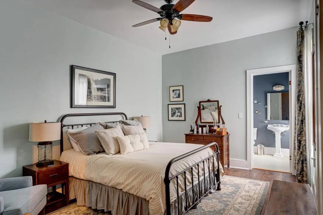 Bed in Historic Birch Lodge and Motel