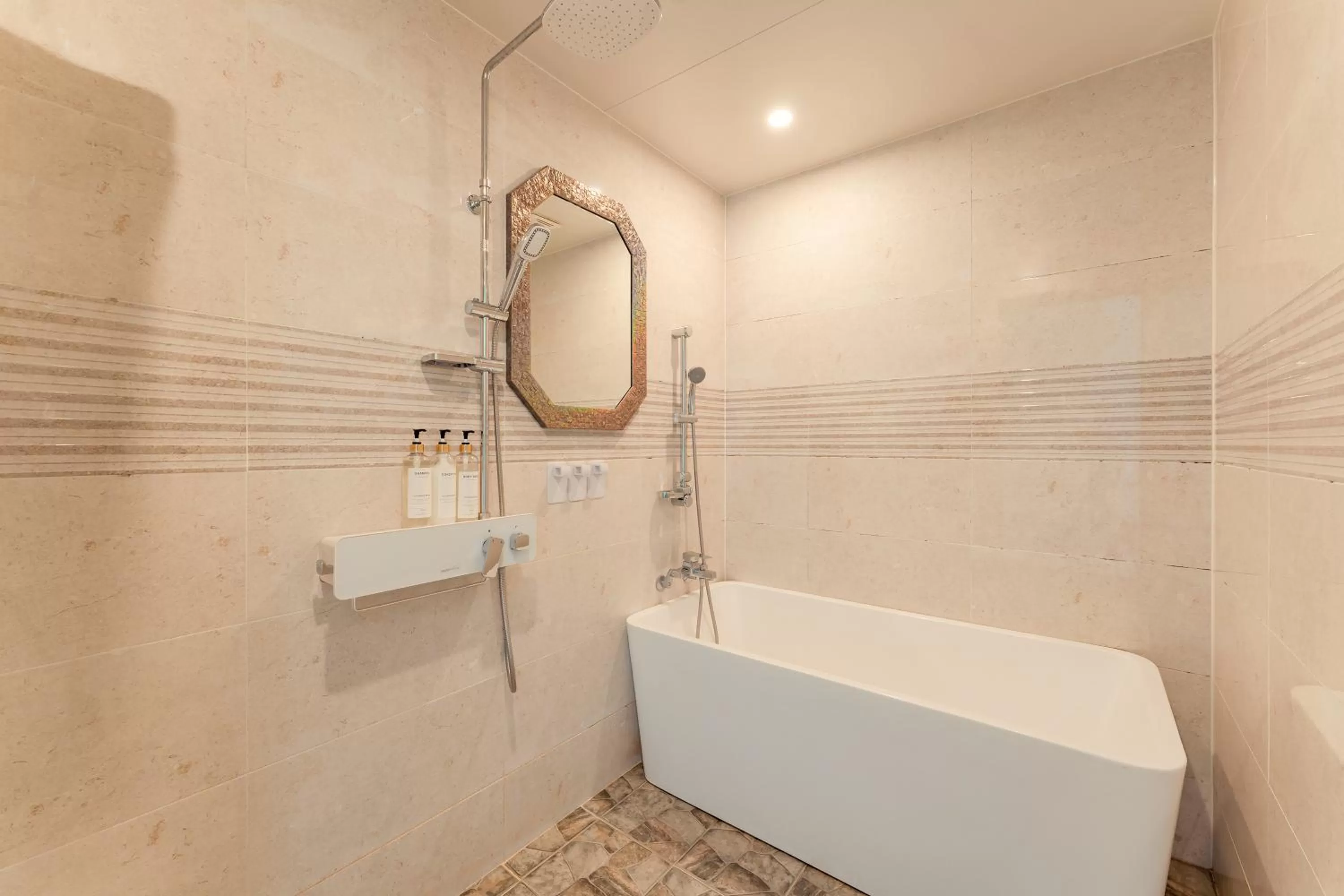 Shower in Central Park Hotel Busan