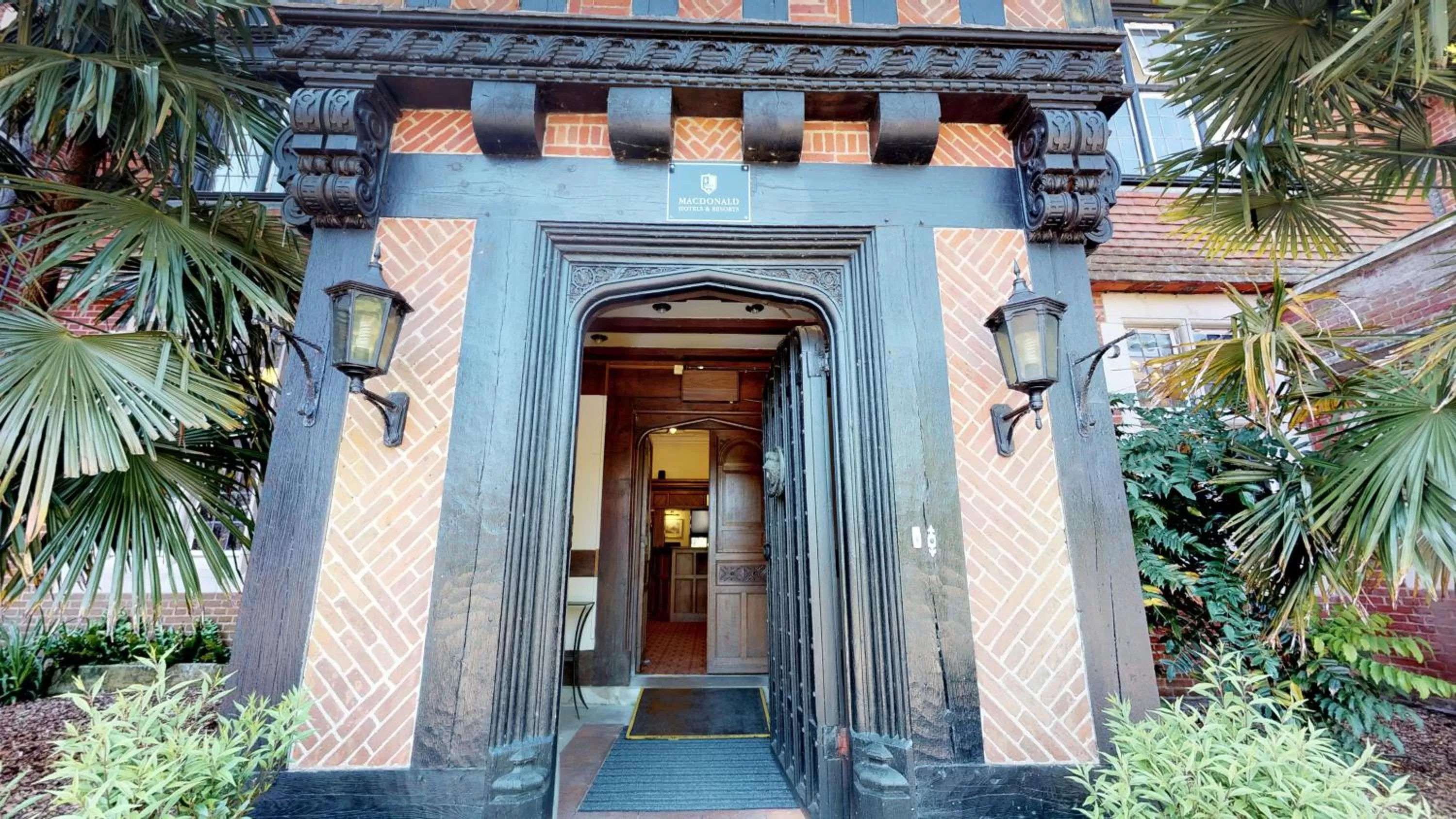 Facade/entrance in Macdonald Elmers Court Resort