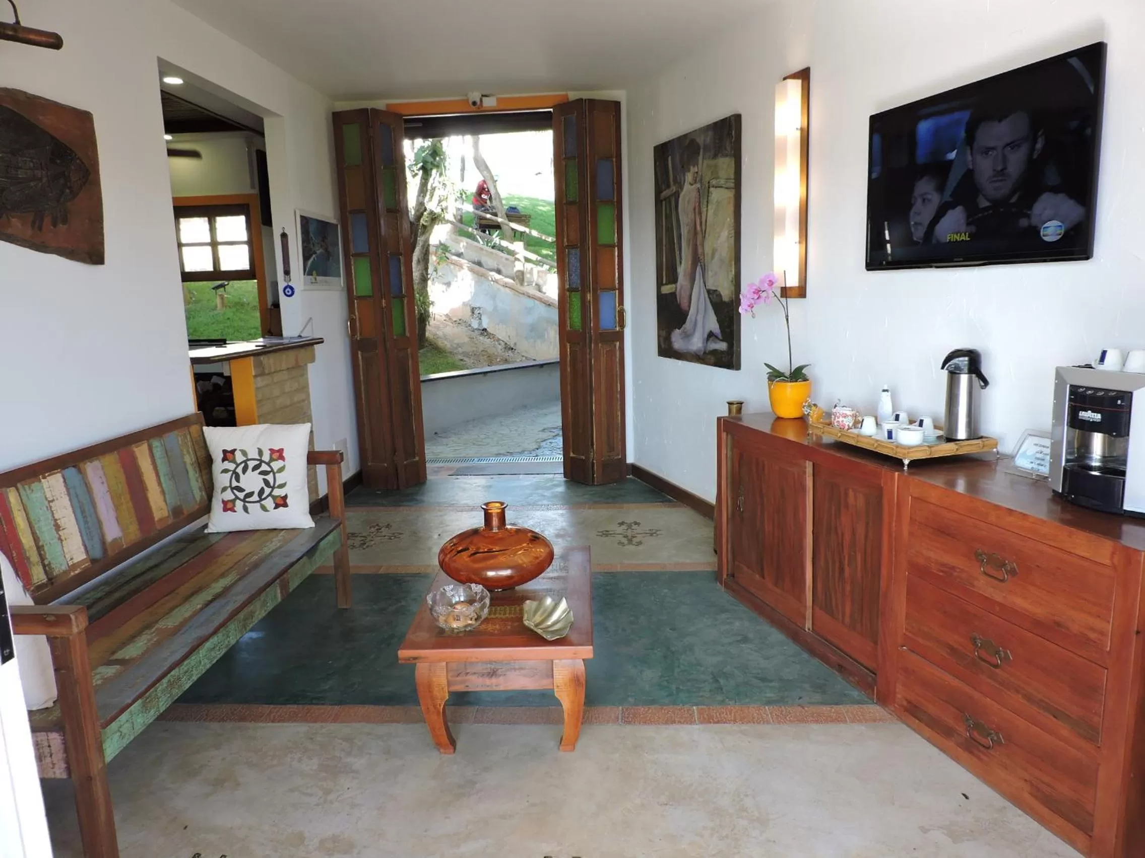 Communal lounge/ TV room in Bliss Hotéis Concept