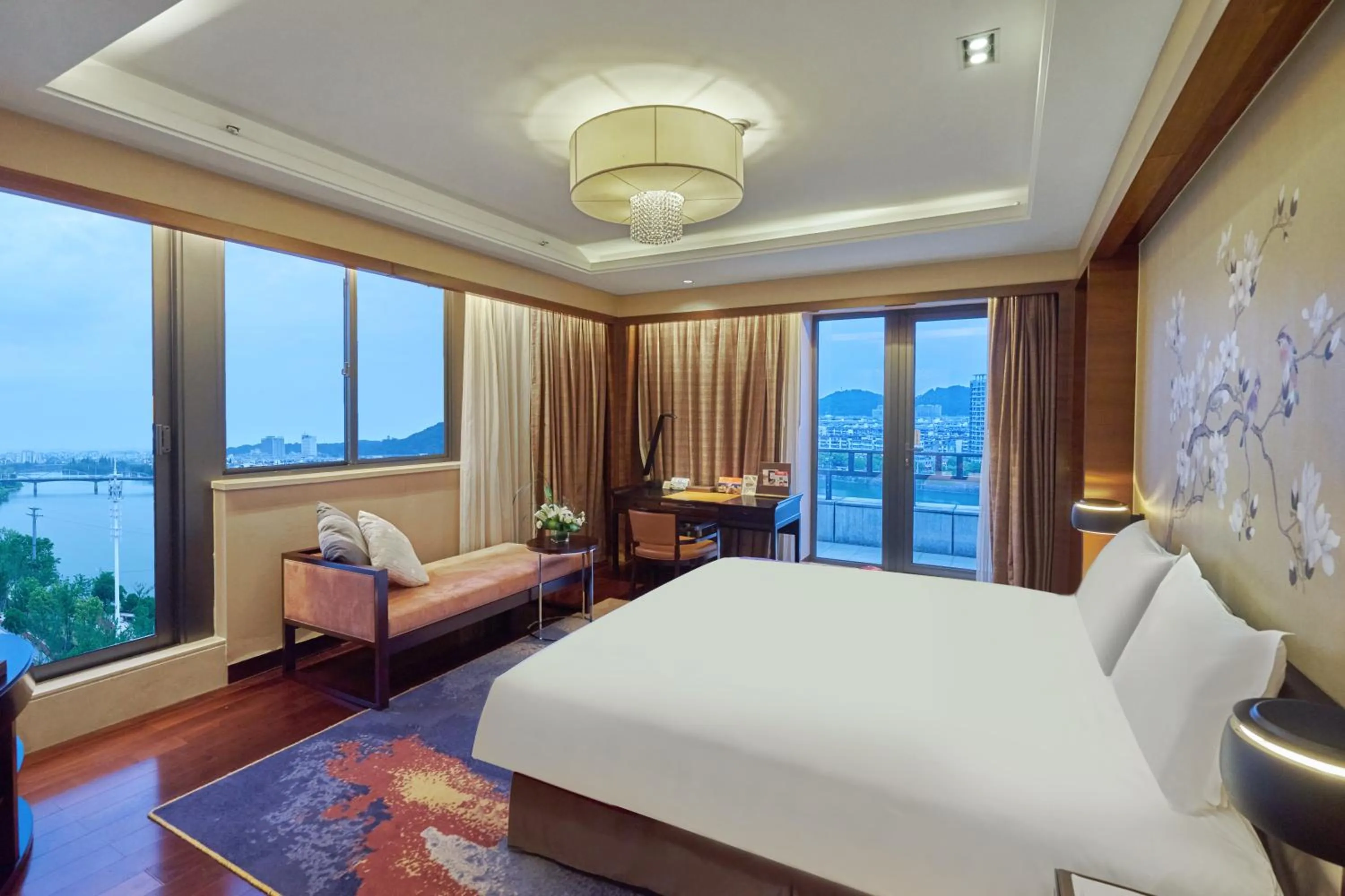 Photo of the whole room, Bed in Crowne Plaza Huangshan Yucheng by IHG