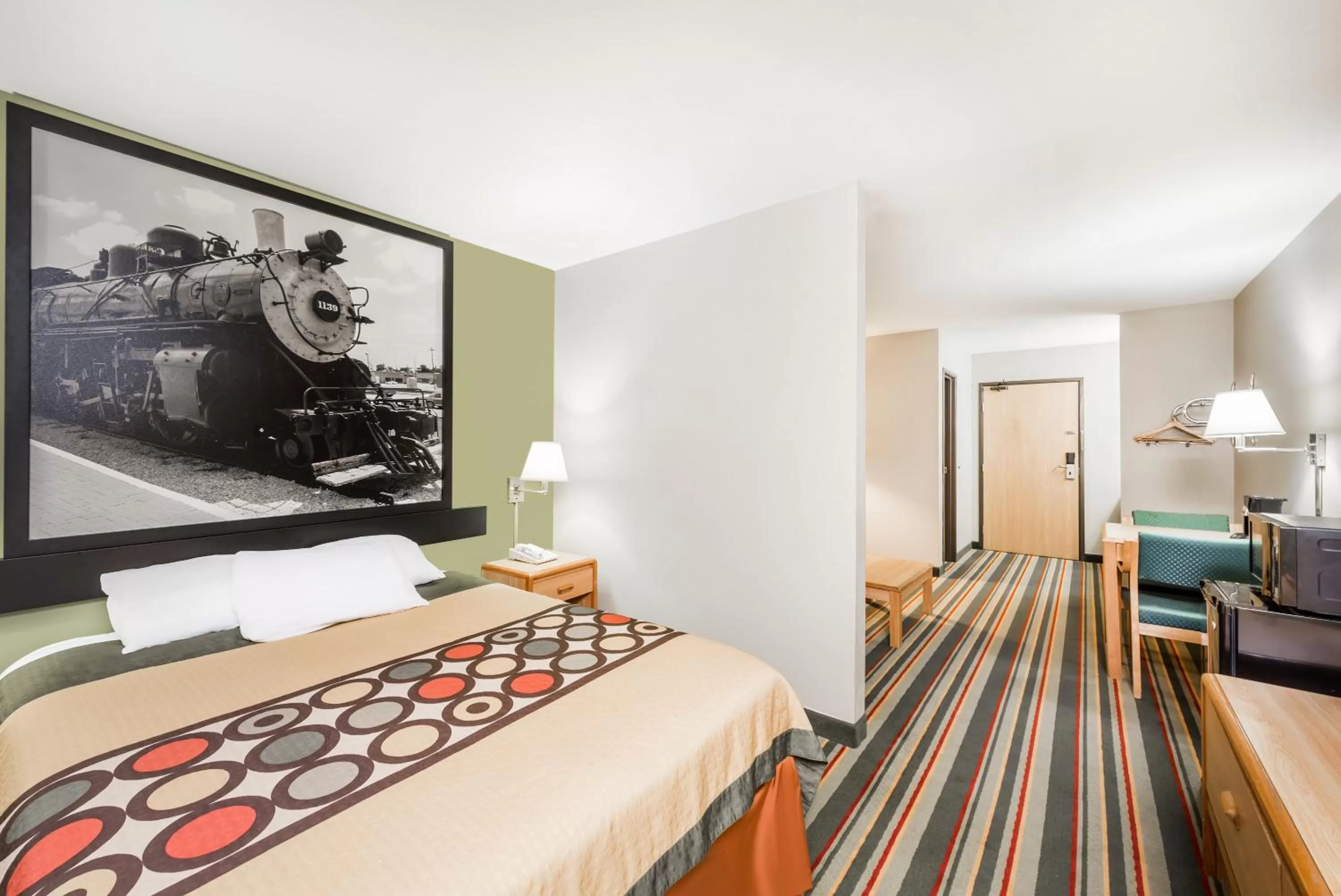 Photo of the whole room, Bed in Super 8 by Wyndham Chanute