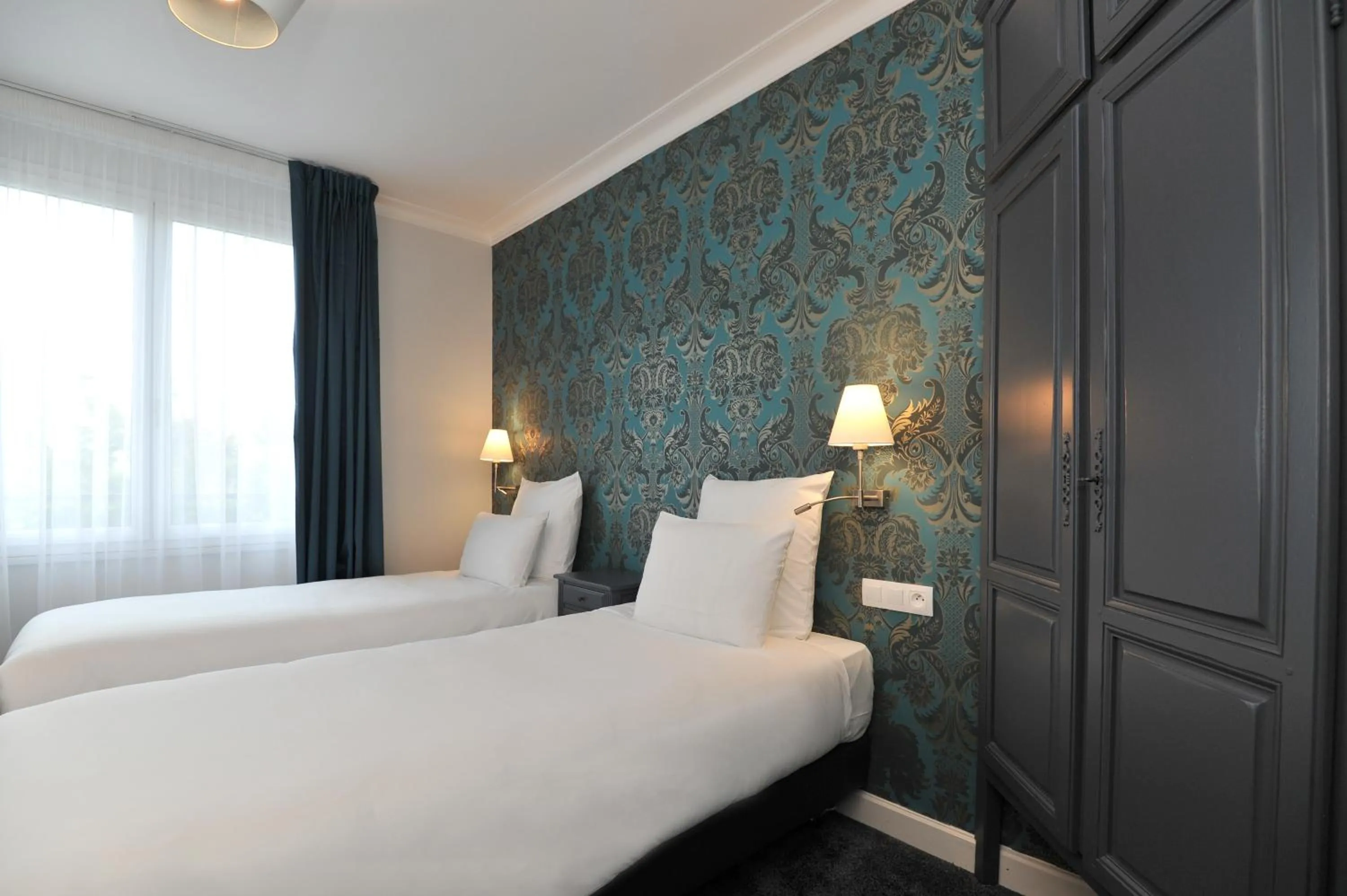 Bed in Mercure Paris Saint Cloud Hippodrome