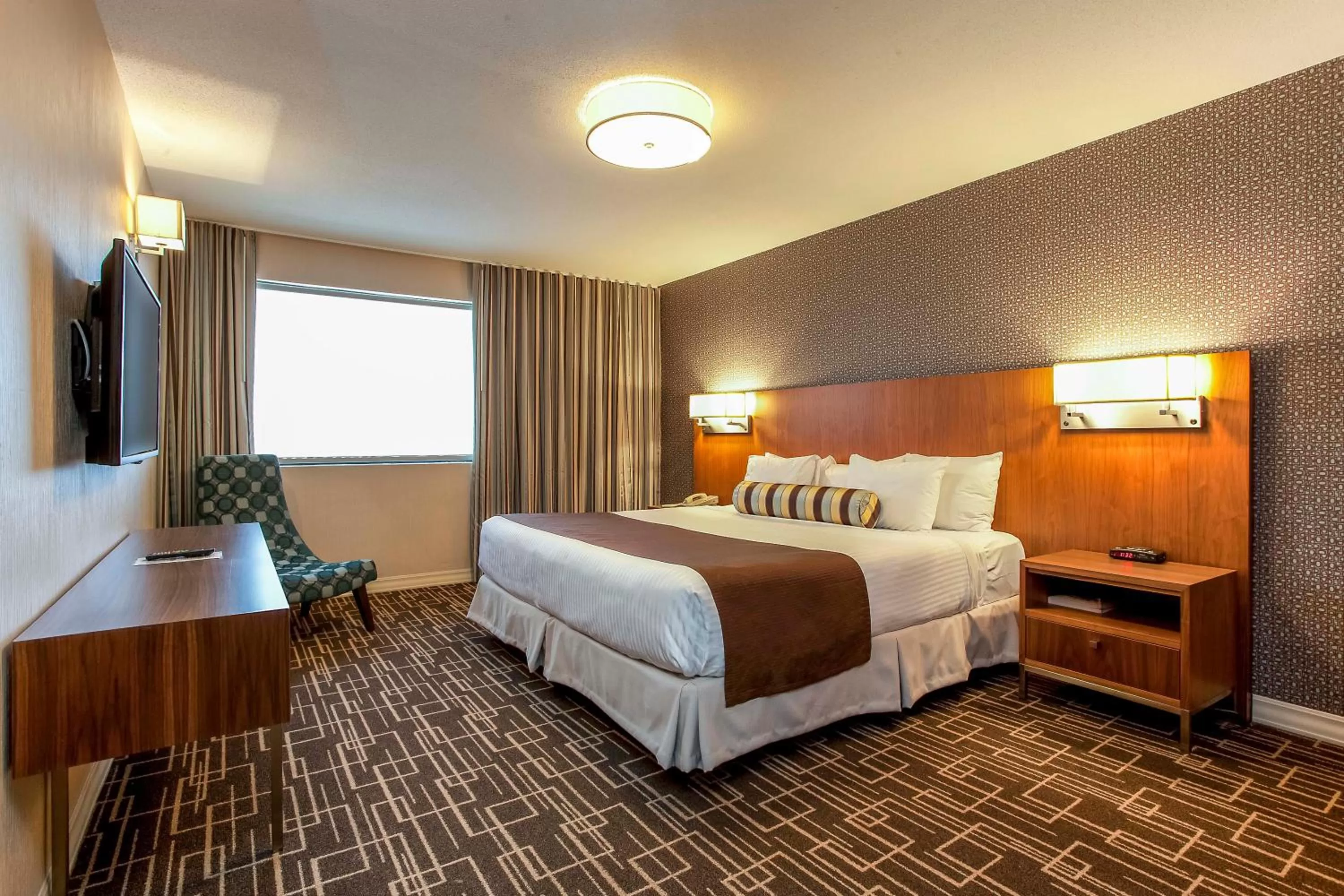 Photo of the whole room, Bed in Hotel Universel Montréal