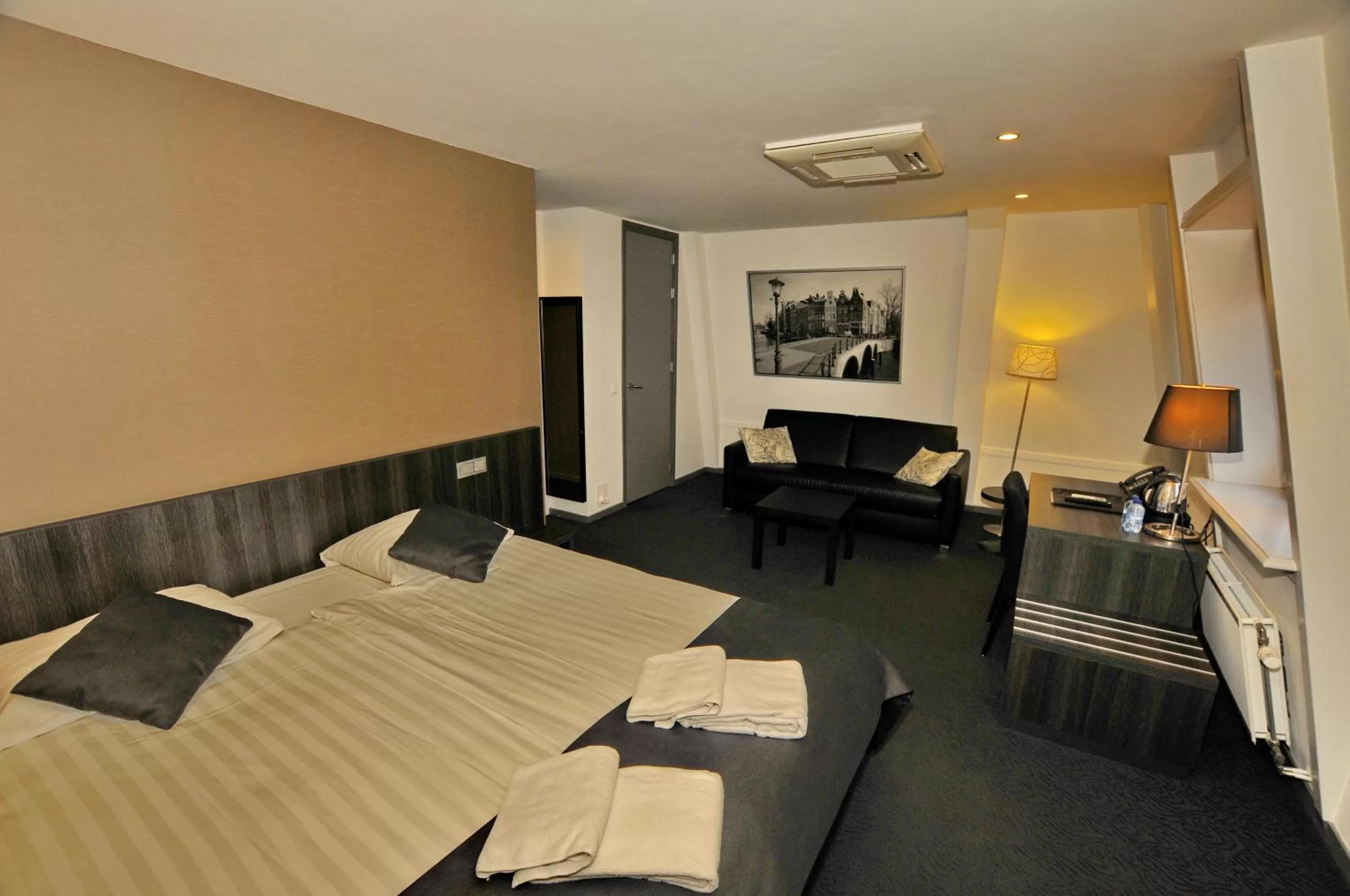 Photo of the whole room in Hotel Parkview