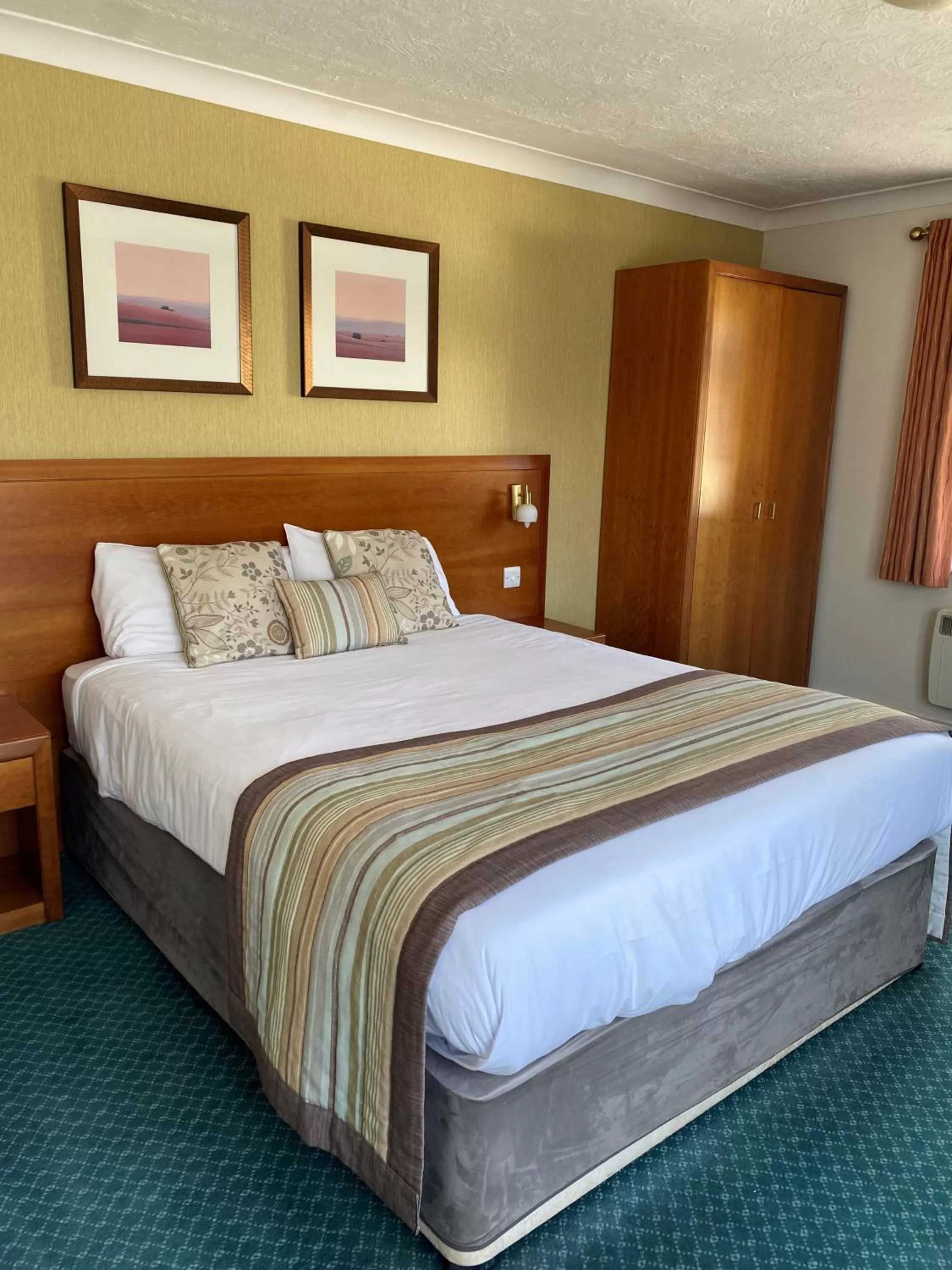 Bedroom, Bed in Alton House Hotel