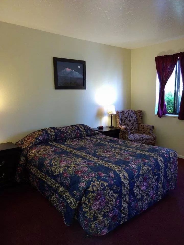 Bed in Travelers Motel